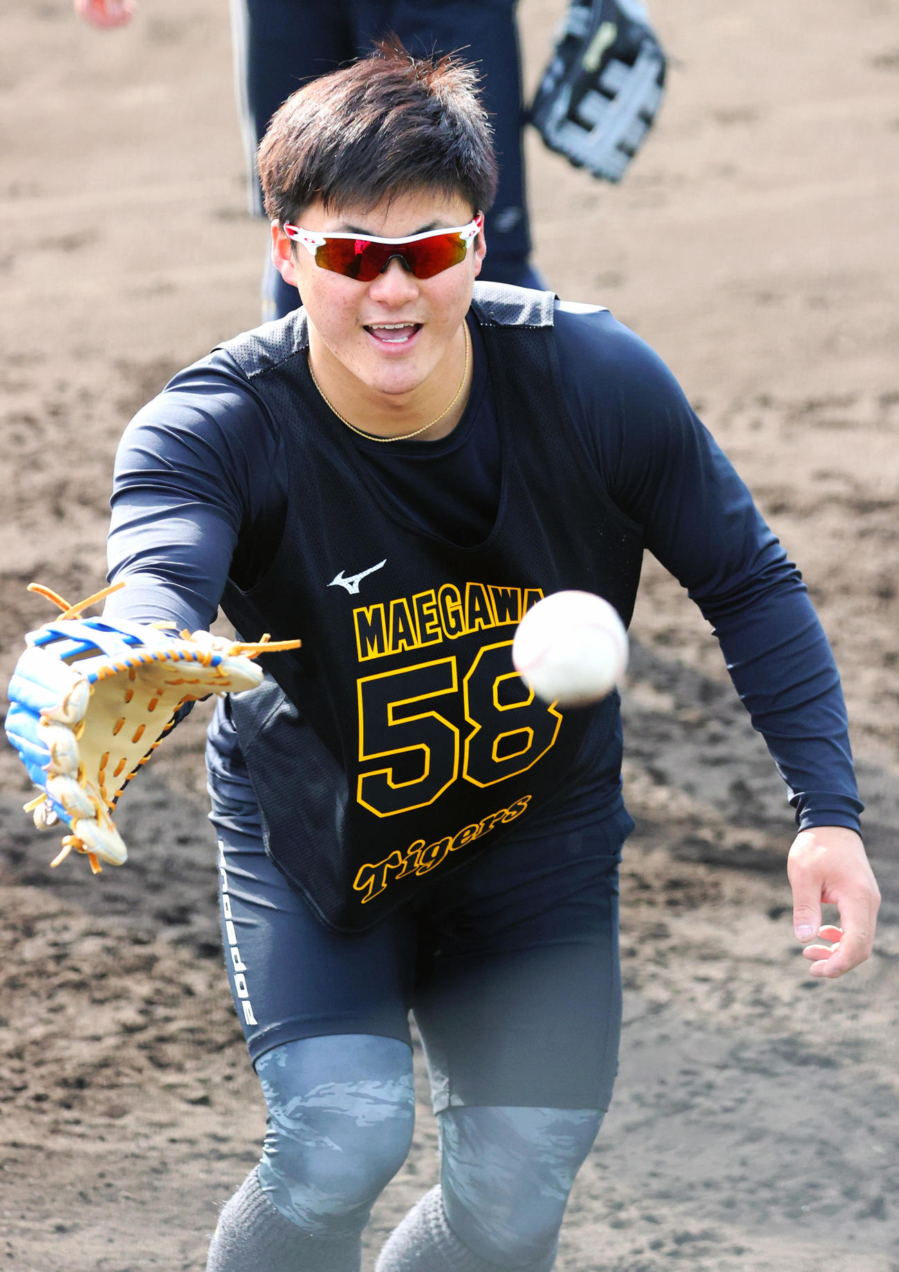 新人合同自主トレでノックを受ける前川（撮影・上山淳一）