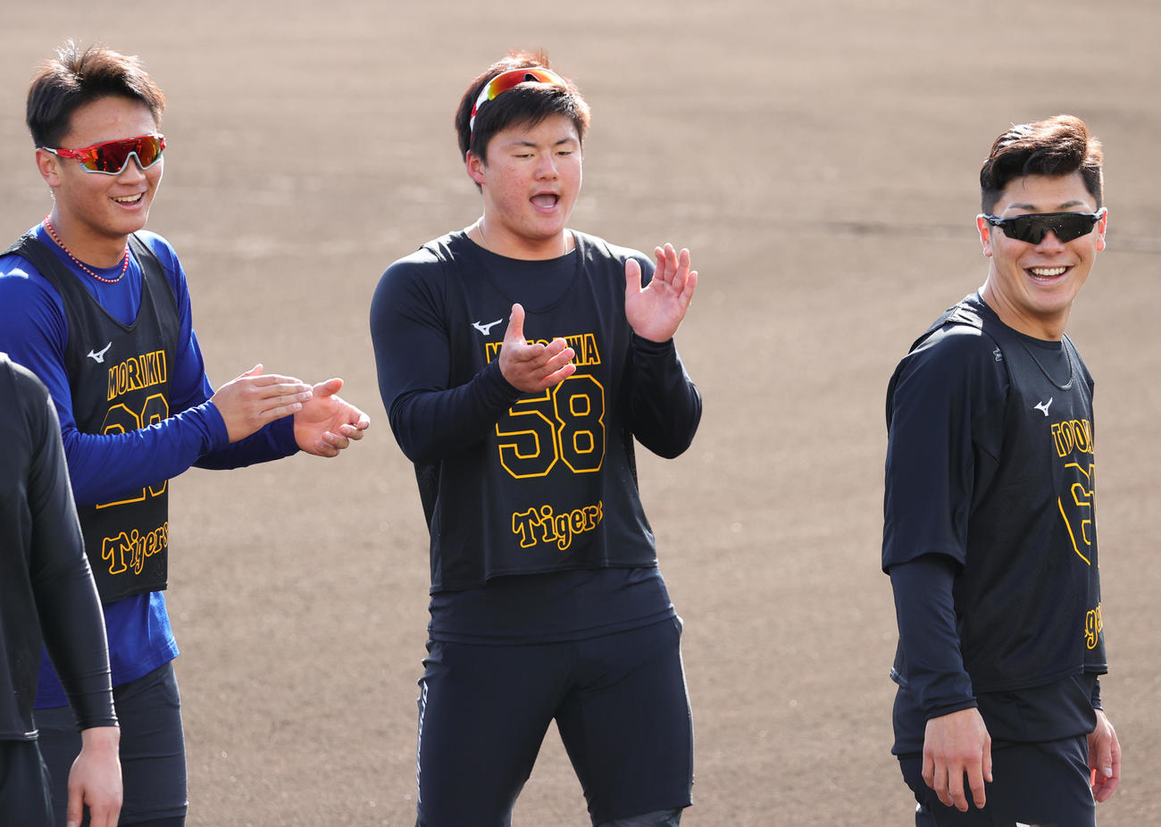 新人合同自主トレで手をたたいて仲間を鼓舞する前川（中央）。左は森木、右は豊田（撮影・上山淳一）