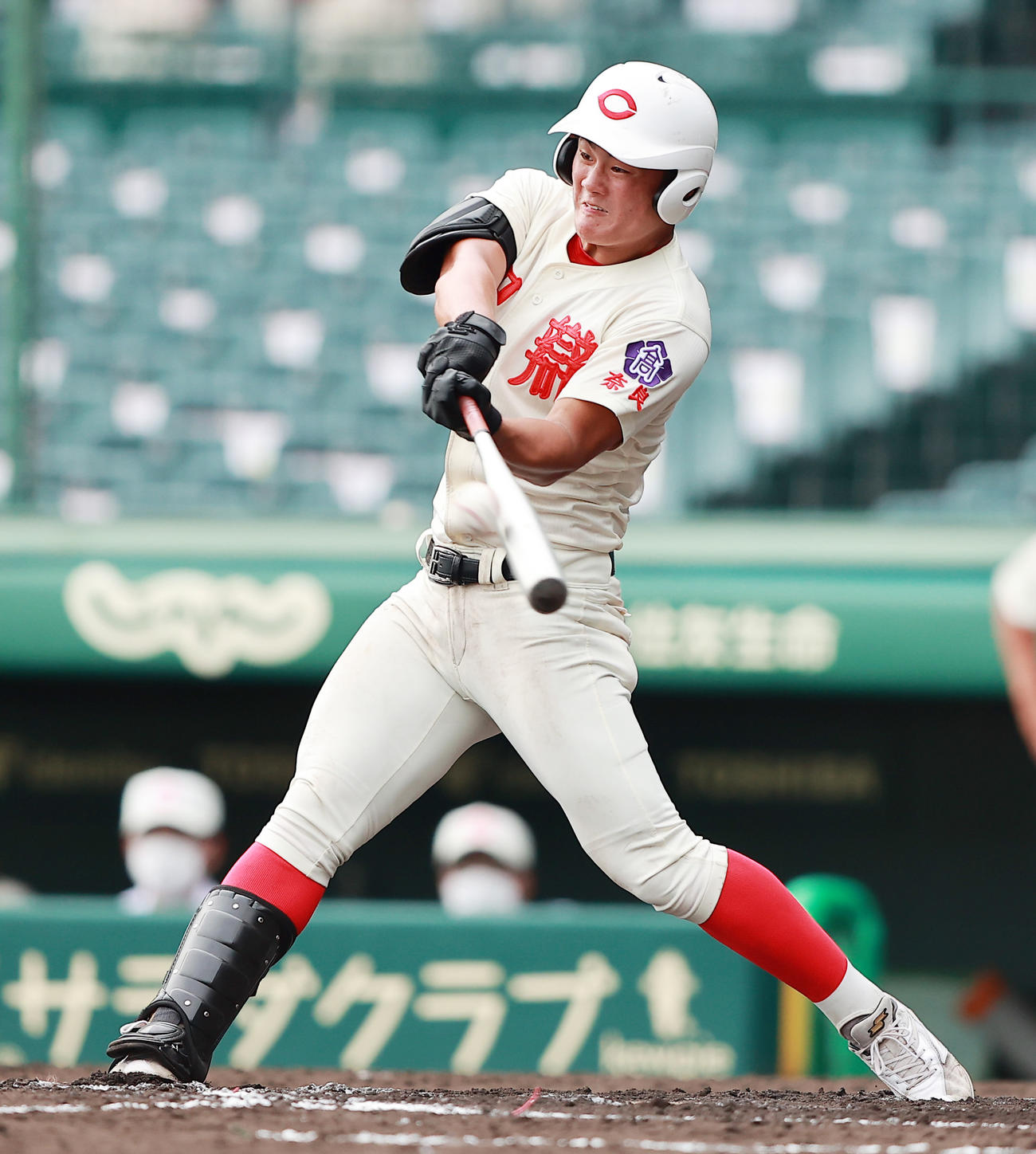 第103回全国高校野球選手権大会　横浜対智弁学園　6回裏智弁学園無死一塁、中越え2点本塁打を放つ前川右京（2021年8月21日撮影）