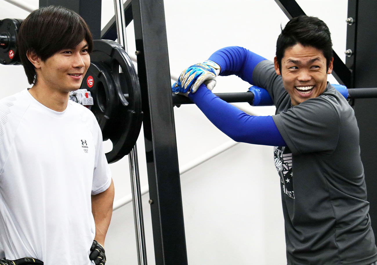 中日大島との自主トレに参加するロッテ藤原（左）と中日根尾（右）の大阪桐蔭同期コンビ（撮影・金子真仁）