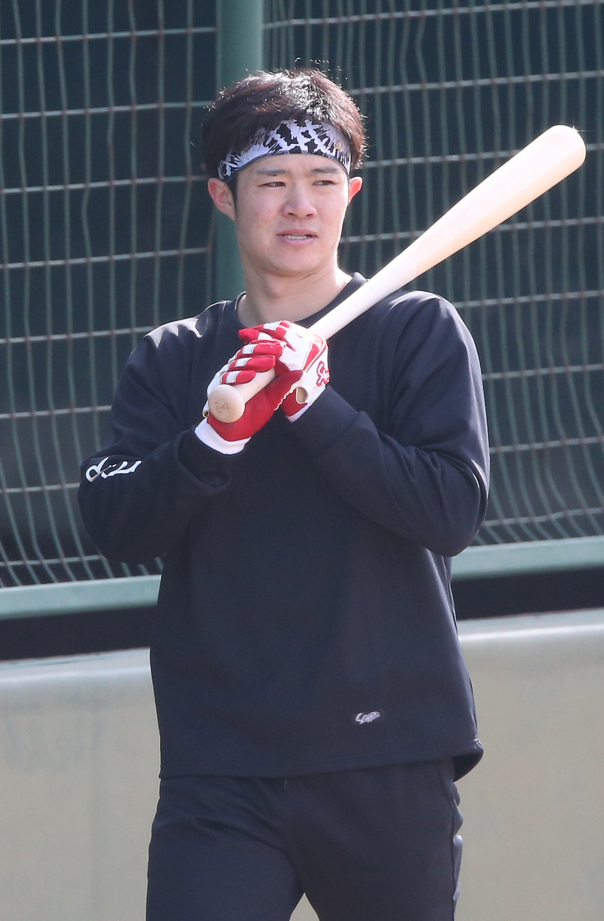 鳴尾浜球場で自主トレする中野はバットを持ってブルペンに向かう（撮影・上山淳一）
