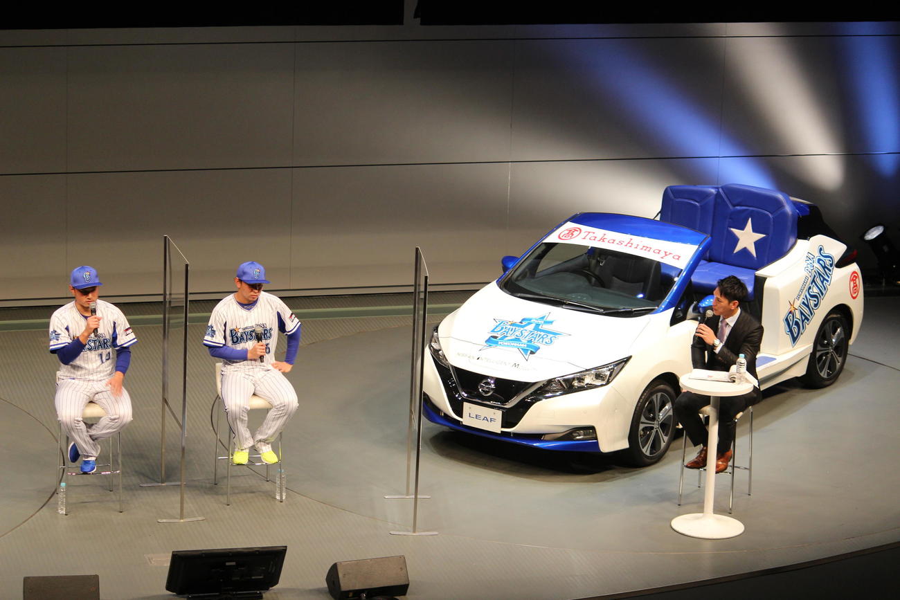 日産本社でトークショーを行った、左からDeNA石田と田中と荒波氏（撮影・久保賢吾）
