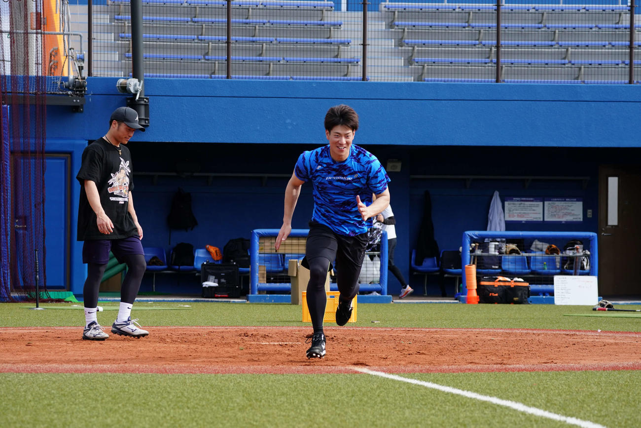 ダッシュする日本ハム松本剛（球団提供）