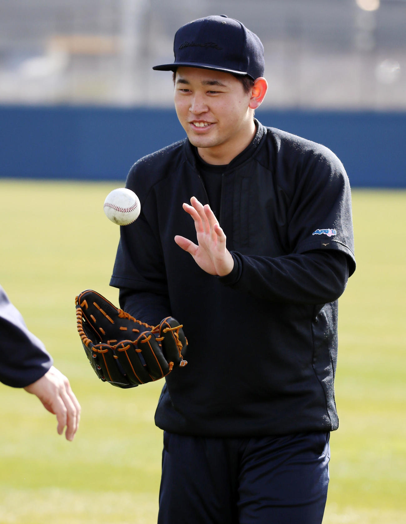自主トレを公開しキャッチボールを終えボールを受け取るオリックス宮城（撮影・加藤哉）