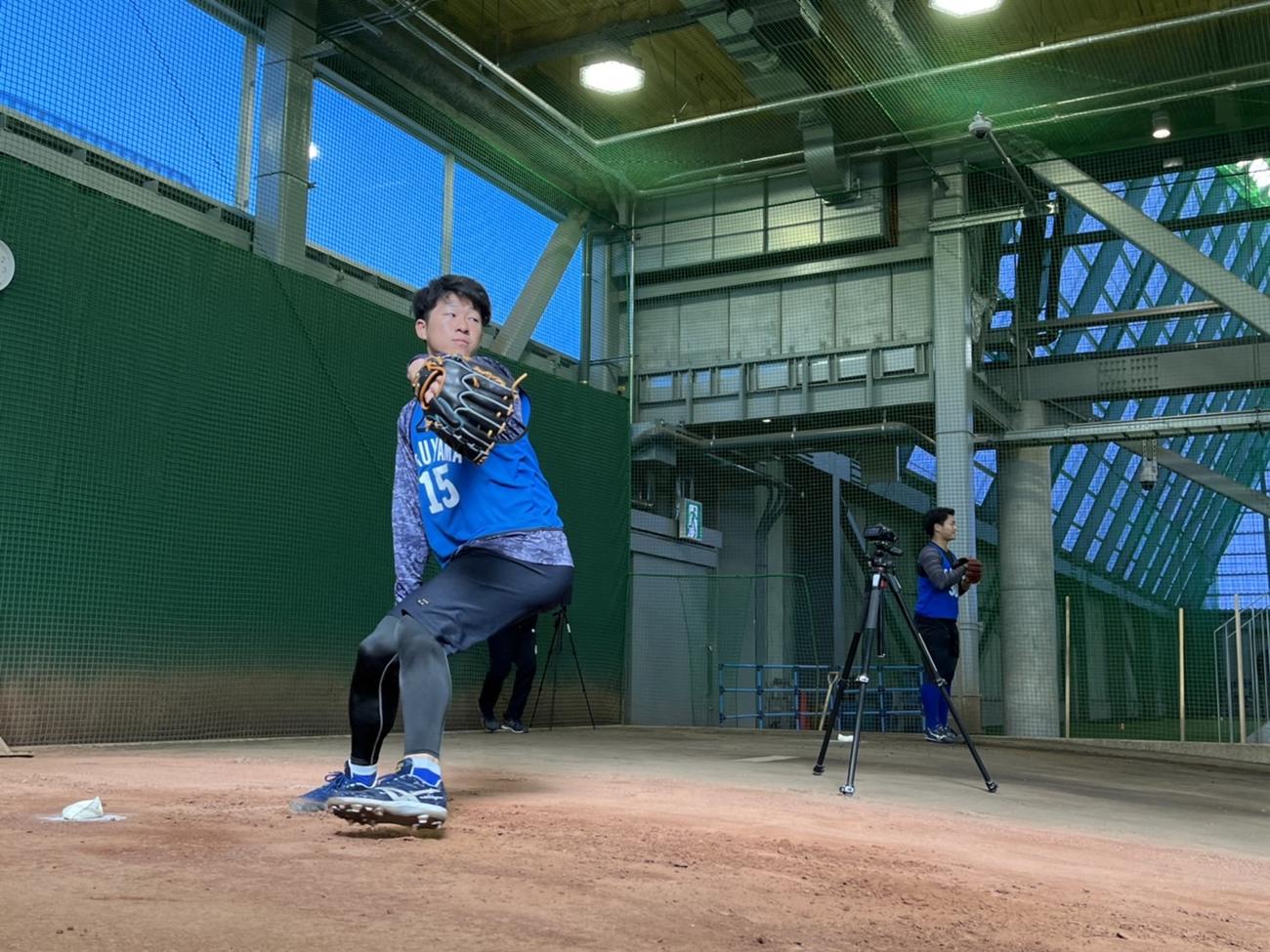 新人合同自主トレで初めてブルペン入りしたDeNA徳山（球団提供）