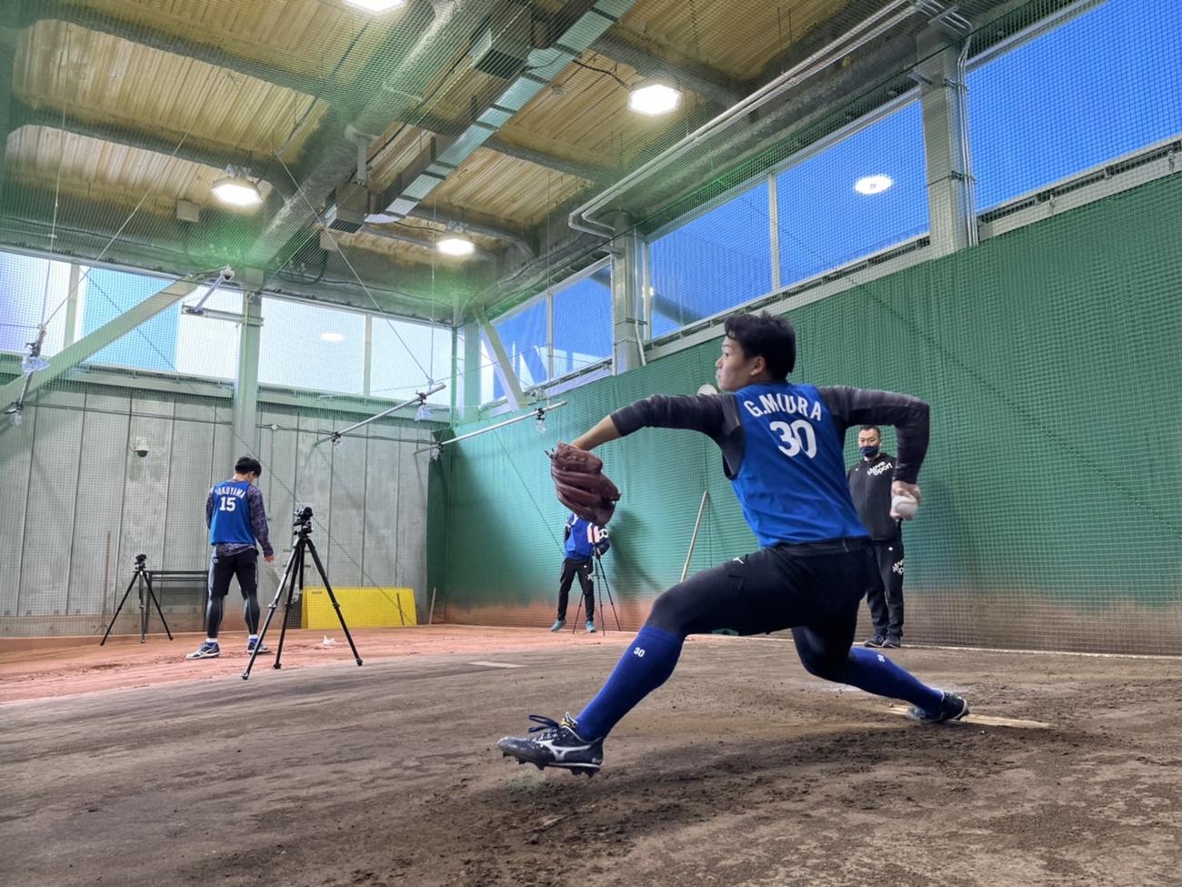 新人合同自主トレで初めてブルペン入りしたDeNA三浦（球団提供）