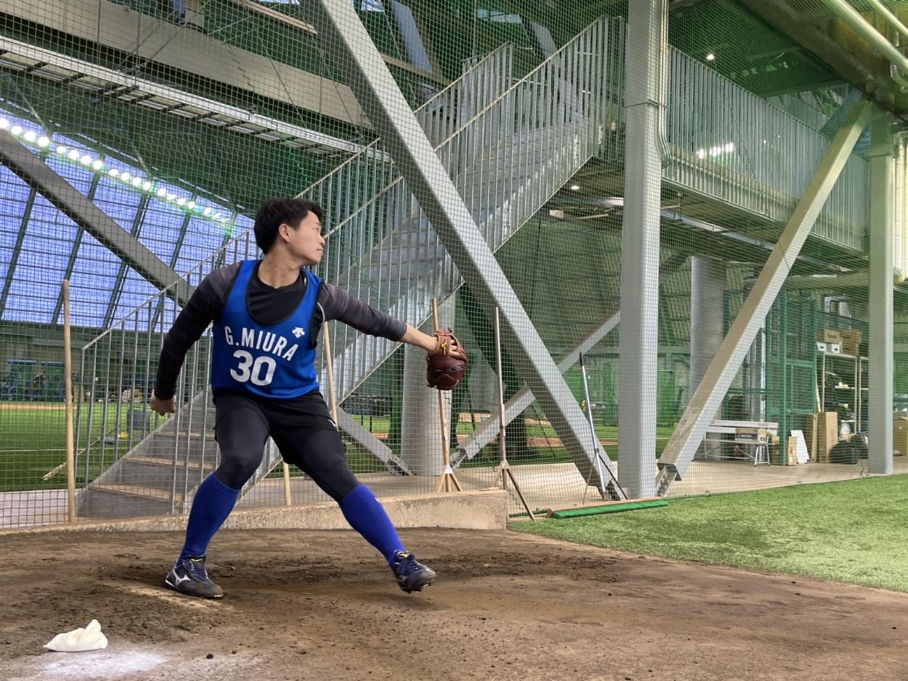 新人合同自主トレで初めてブルペン入りしたDeNA三浦（球団提供）