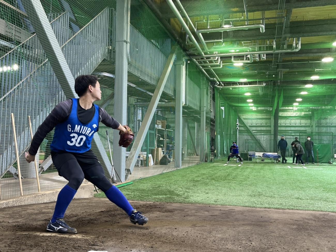新人合同自主トレで初めてブルペン入りしたDeNA三浦（球団提供）