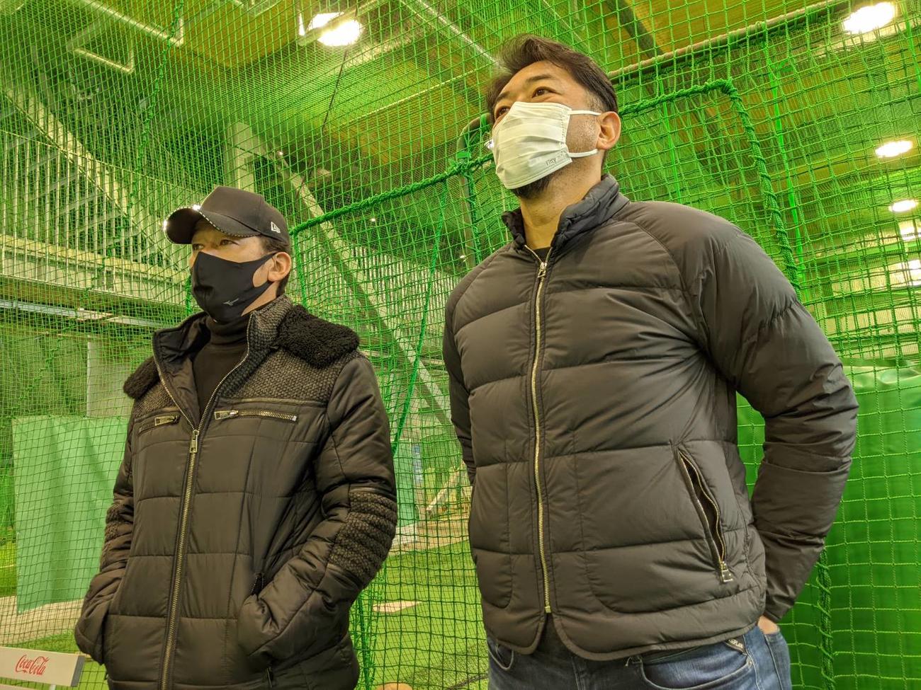 DeNA徳山と三浦銀の初ブルペンを見守る三浦監督（左）と斎藤チーフ投手コーチ（球団提供）