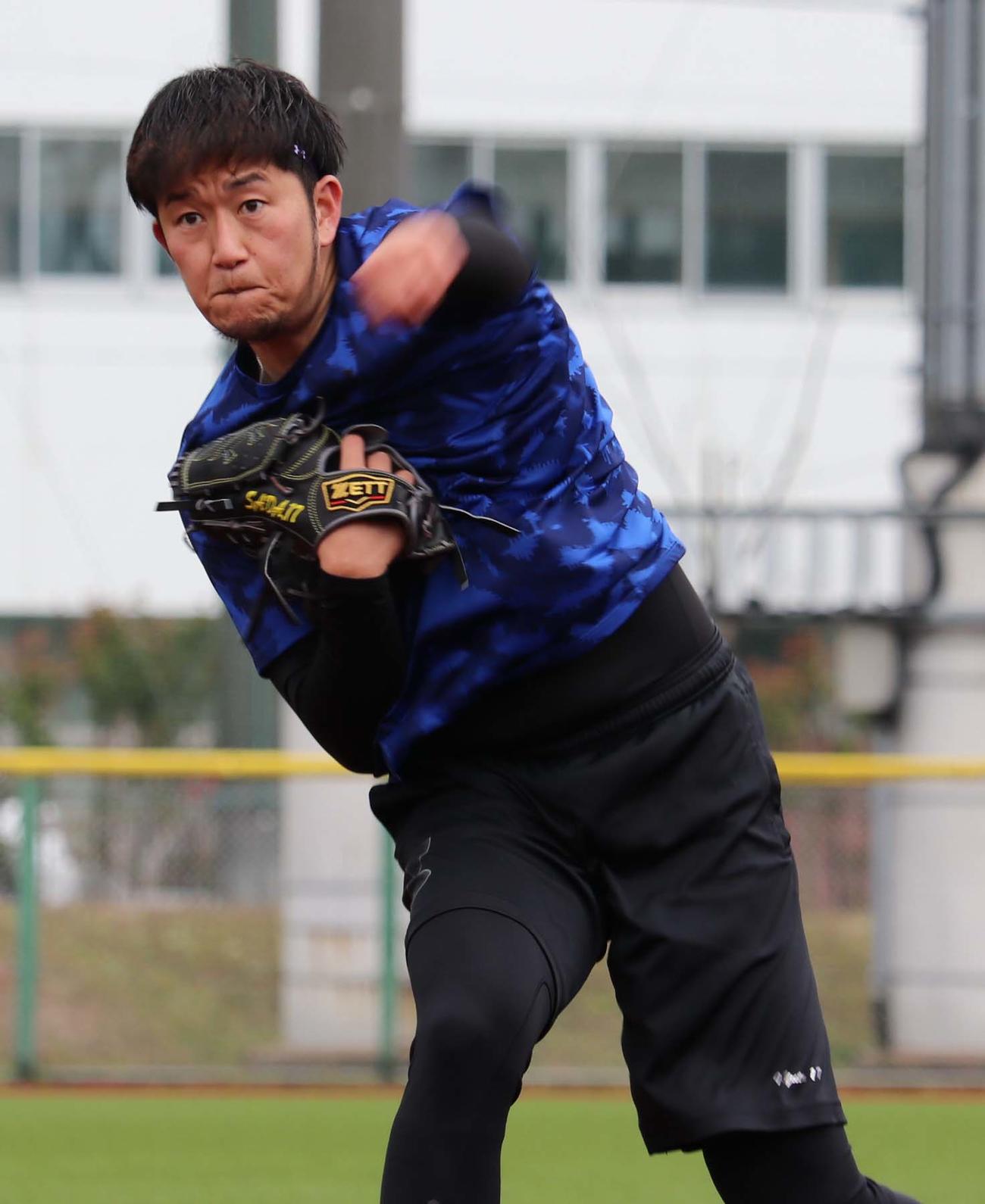 福岡県内のグラウンドで自主トレに励む阪神岩貞（球団提供）