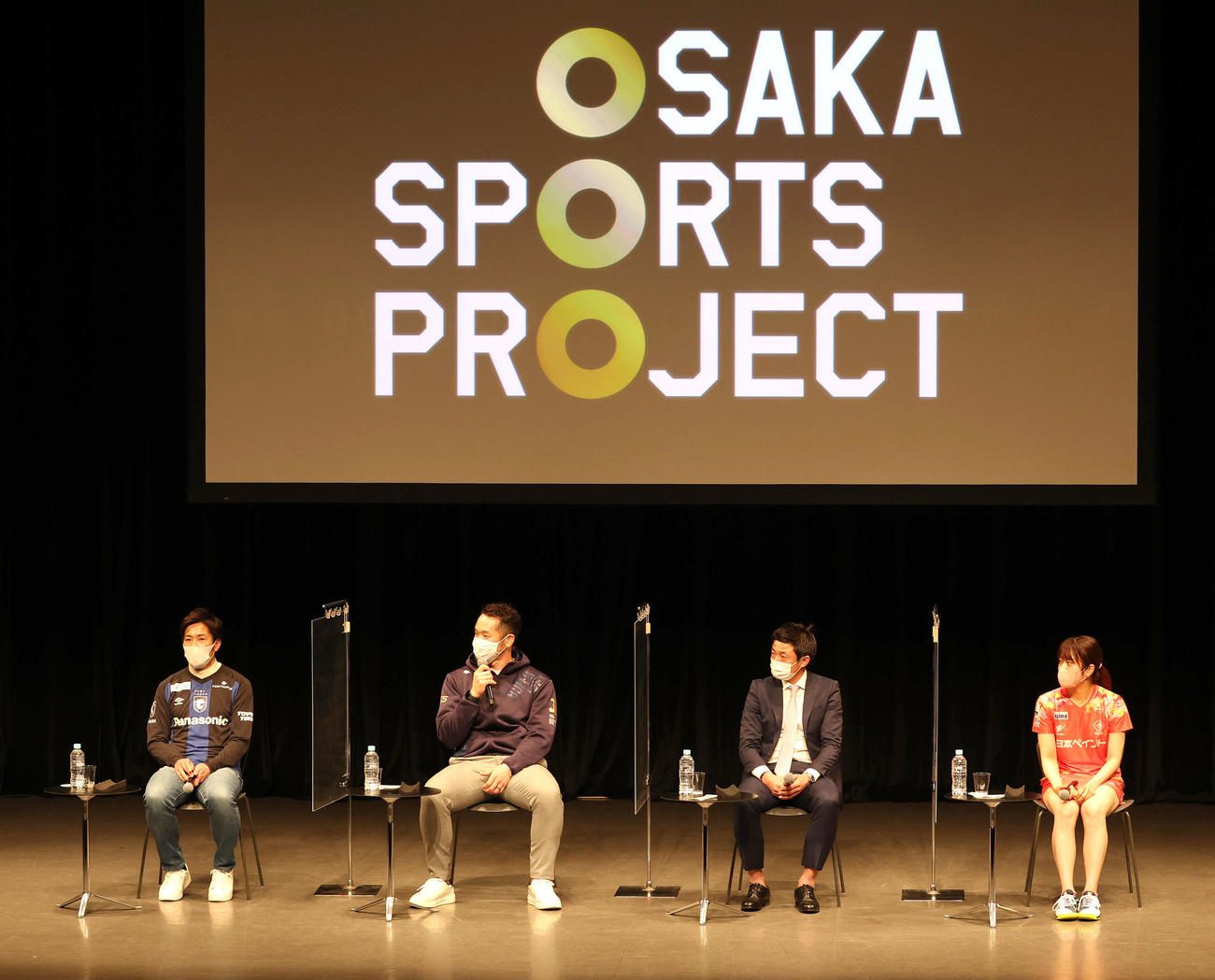 アスリートトークショーに参加した、左から加地亮G大阪特命広報、オリックスT－岡田、酒本憲幸C大阪アンバサダー、日本ペイントマレッツ打浪優（撮影・白石智彦）