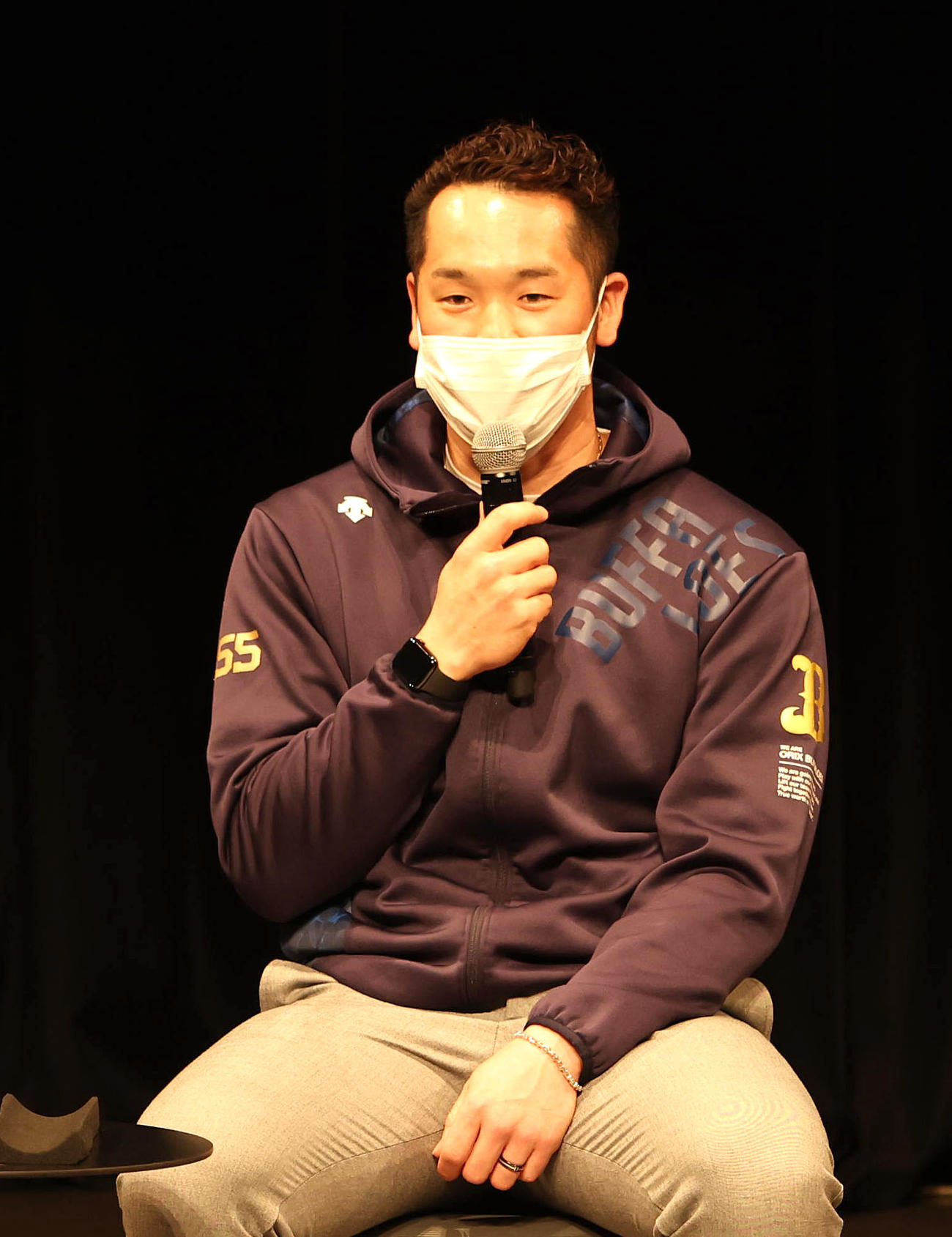 アスリートトークショーで質問に答えるT－岡田（撮影・白石智彦）
