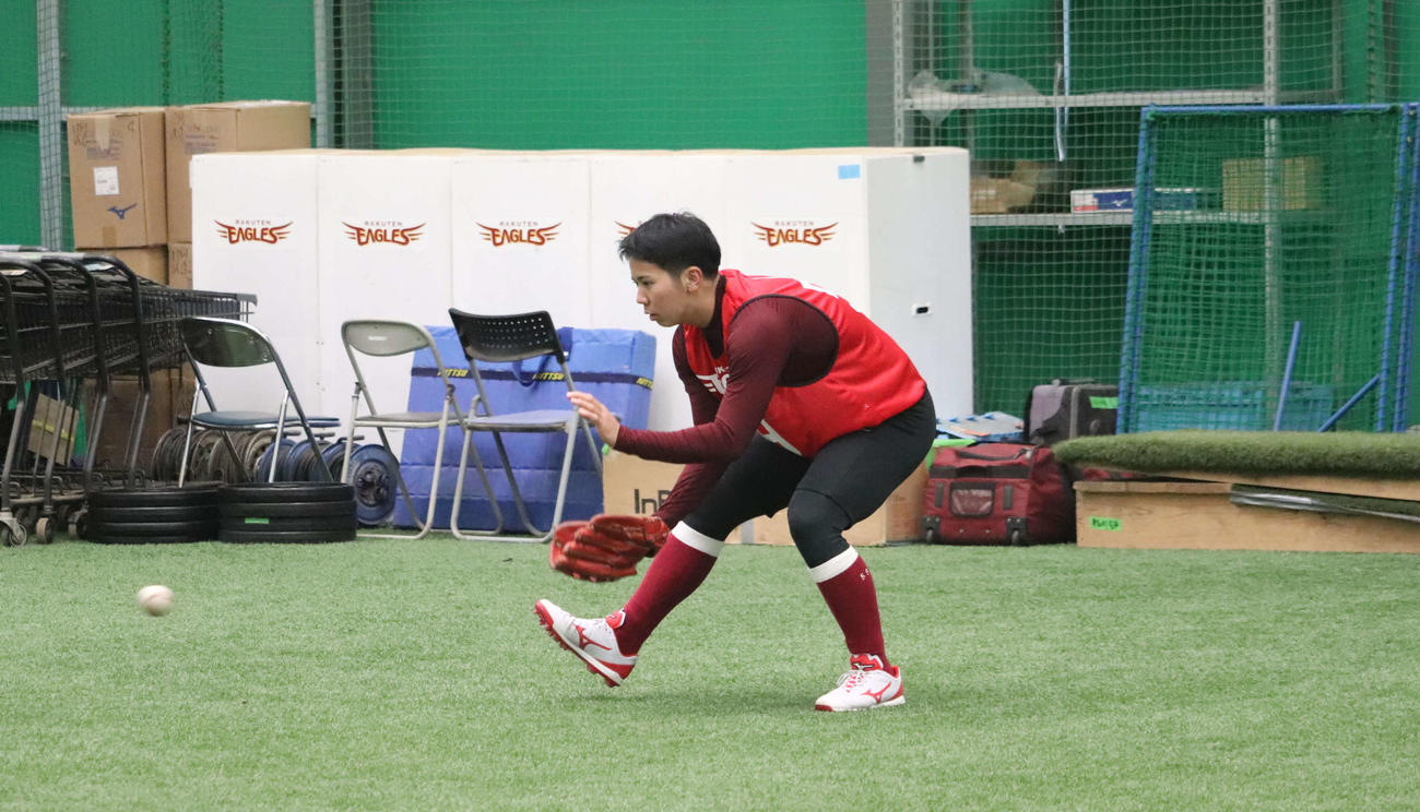 新人合同自主トレでノックを受ける楽天ドラフト4位泰