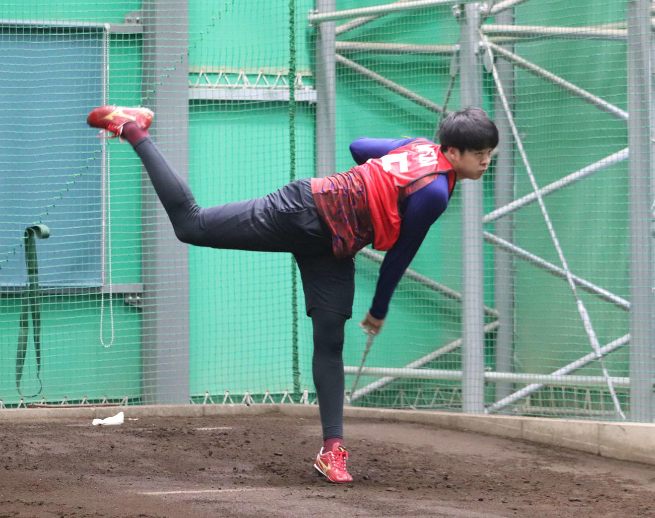 新人合同自主トレで初めてブルペンに入った楽天ドラフト5位松井友
