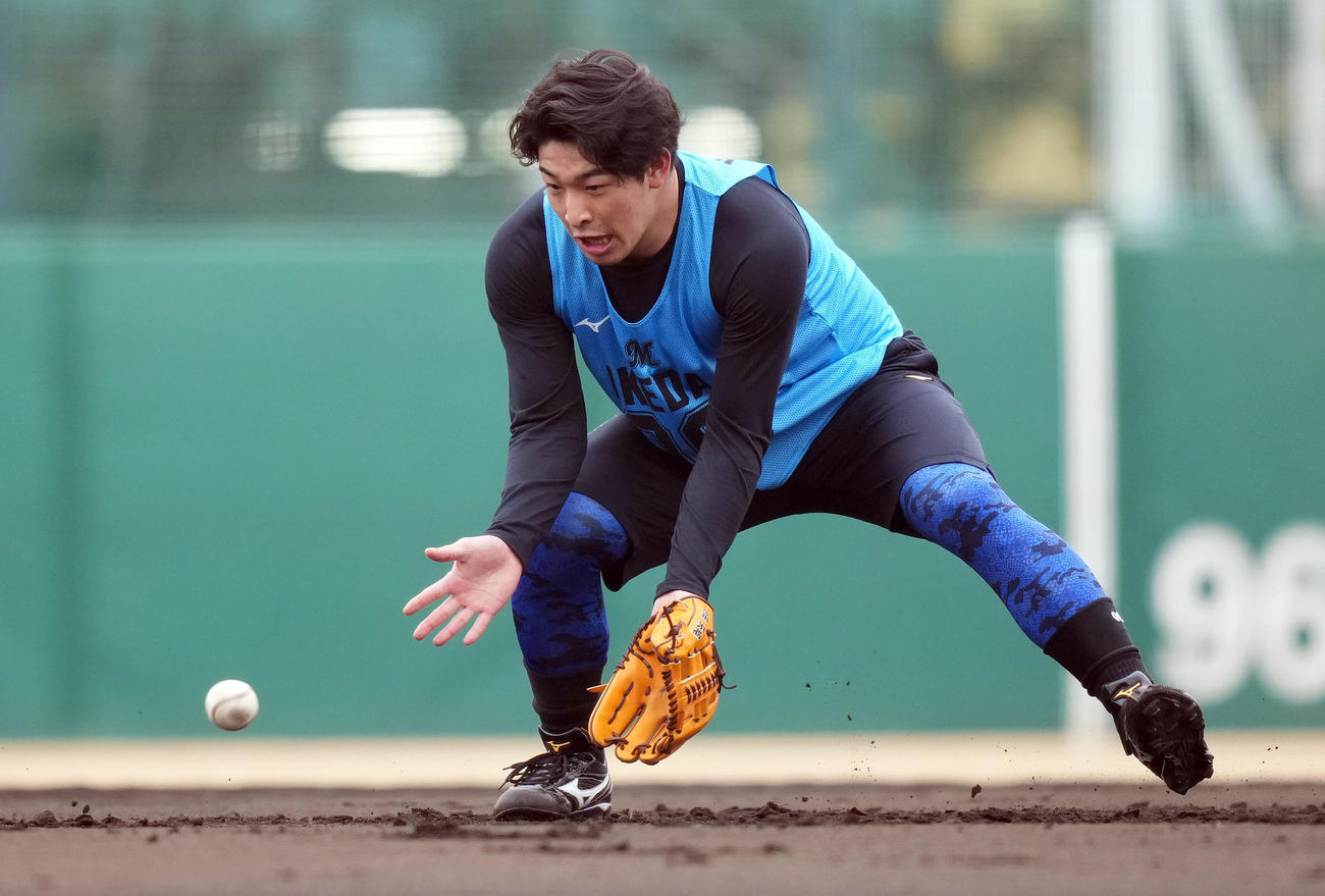 ノックを受けるロッテドラフト2位の池田（撮影・鈴木みどり）