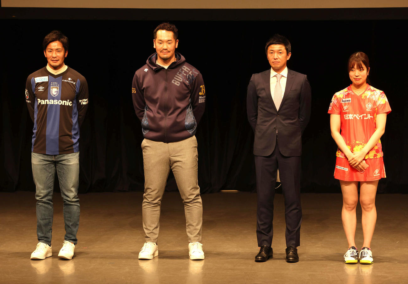 アスリートトークショーに参加した、左から加地G大阪特命広報、オリックスT－岡田、酒本C大阪アンバサダー、日本ペイントマレッツ打浪（撮影・白石智彦）