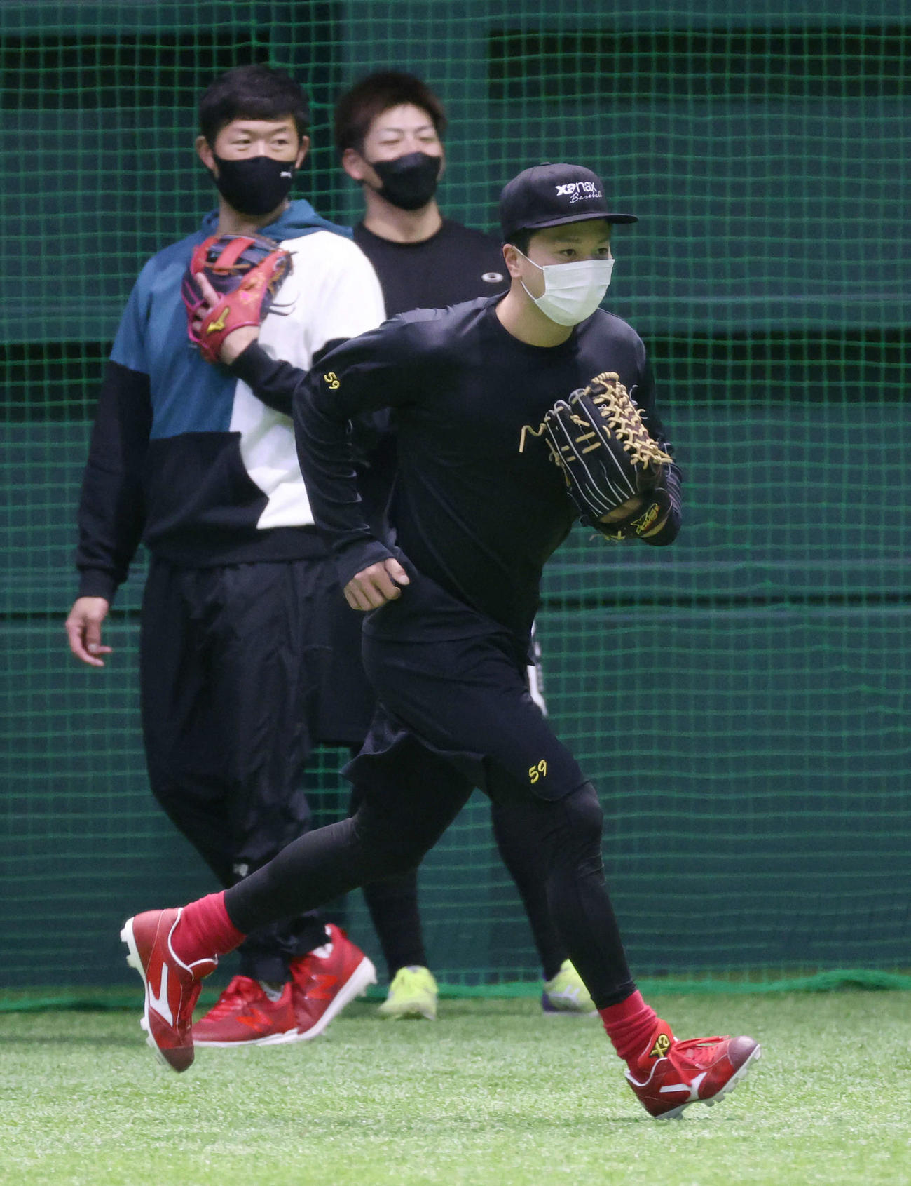 ノックを受ける広島大盛。後ろは左から白浜、野間（撮影・加藤孝規）