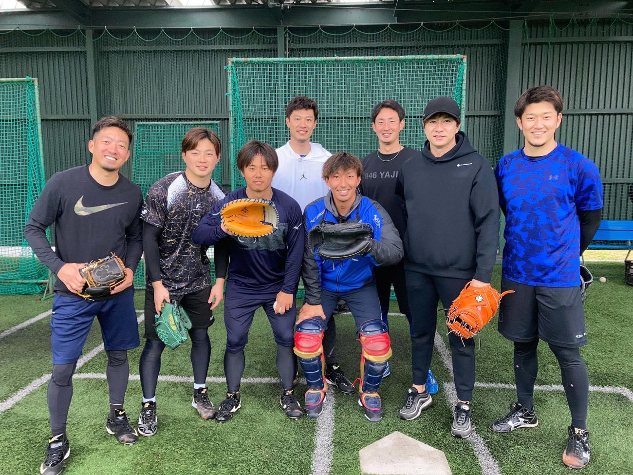 福岡県内のグラウンドで自主トレに励んだ左からソフトバンク嘉弥真、ロッテ成田、ソフトバンク田浦、中日岩嵜、火の国サラマンダーズ西、日本ハム望月、元ソフトバンク馬原、阪神岩貞（球団提供）