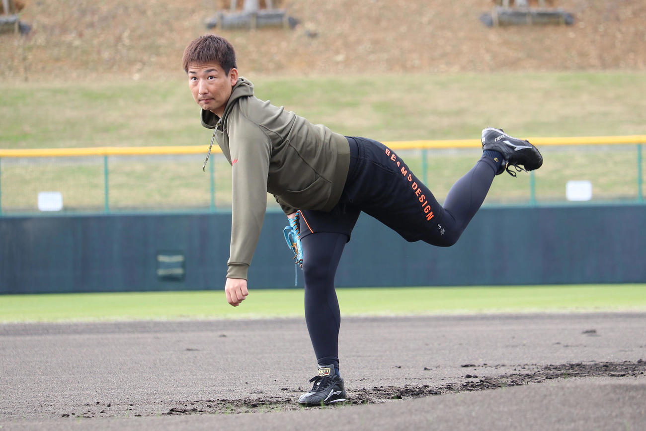 宜野座で合同自主トレを行う阪神岩崎（球団提供）