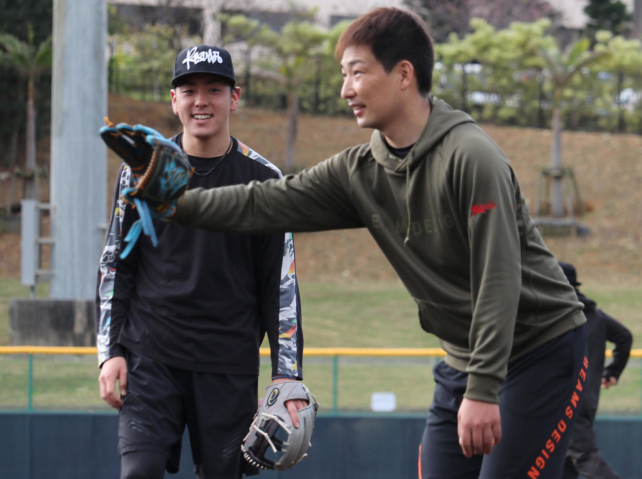 宜野座で合同自主トレを行う阪神小川（左）と岩崎（球団提供）