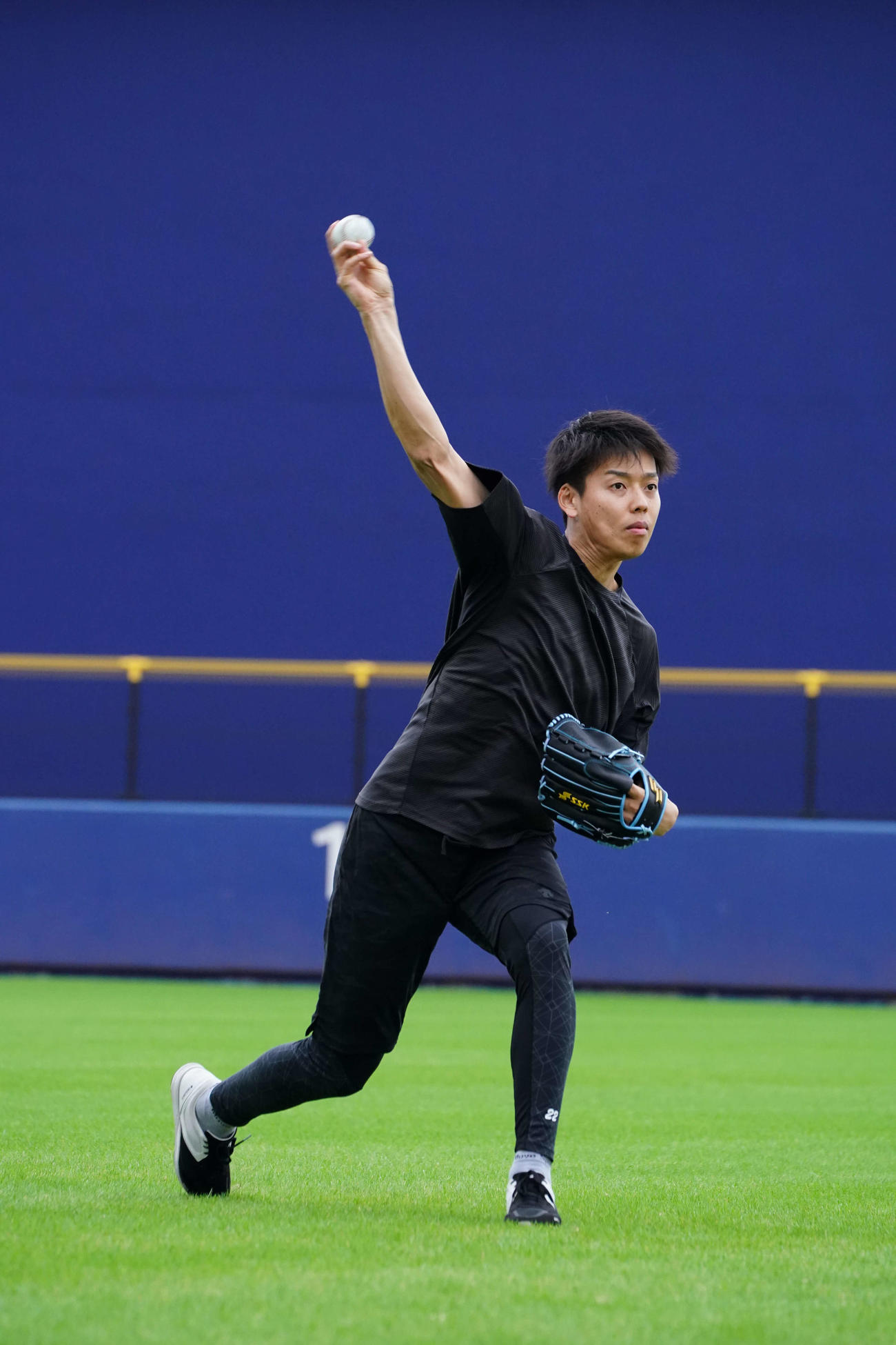キャッチボールする日本ハム杉浦（球団提供）