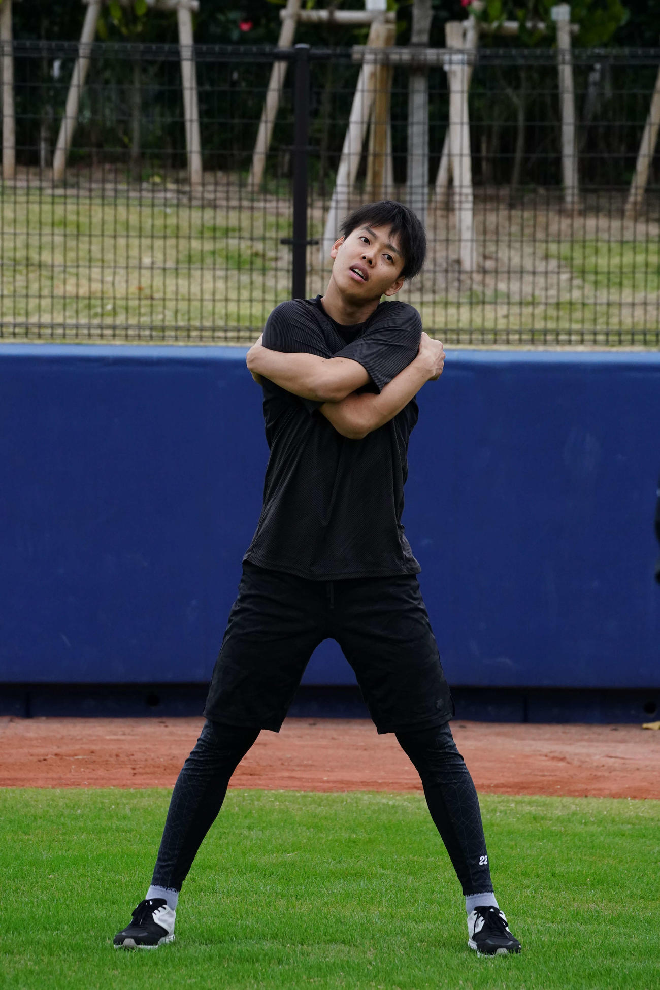 入念にストレッチする日本ハム杉浦（球団提供）