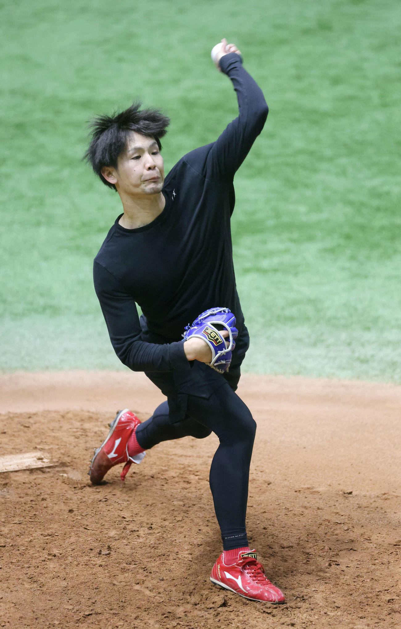 屋内練習場のマウンドで投球練習をする広島森浦（撮影・加藤孝規）