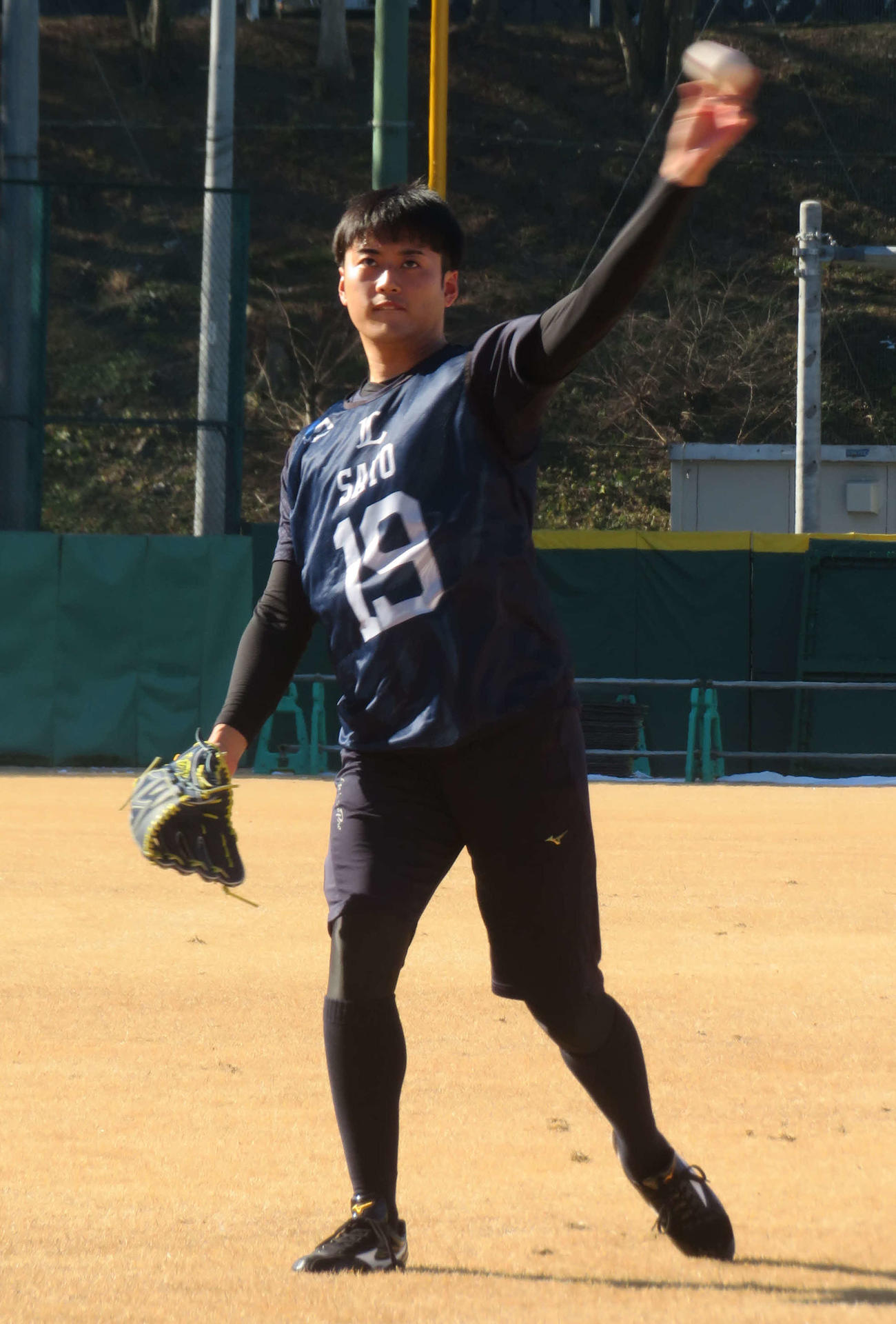 9日、新人合同自主トレでキャッチボールする西武佐藤