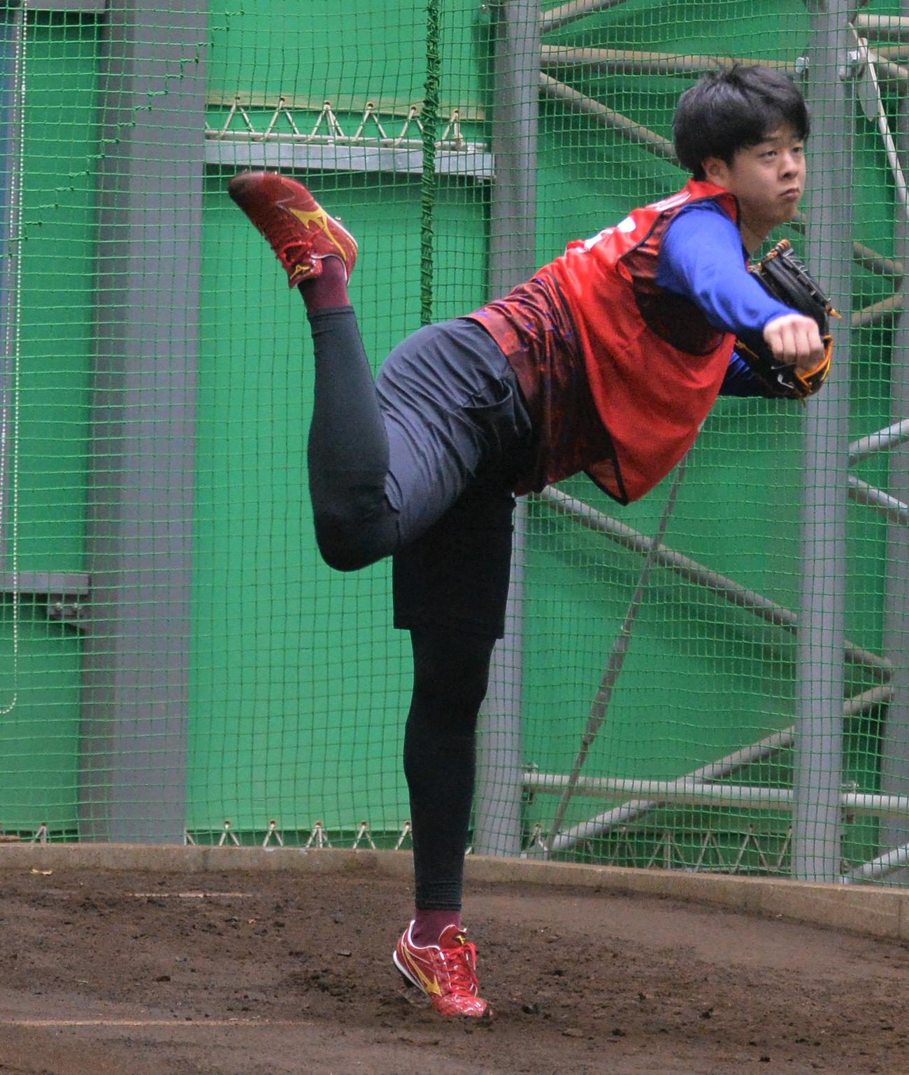 ブルペンで汗を流す楽天松井友（撮影・佐藤究）