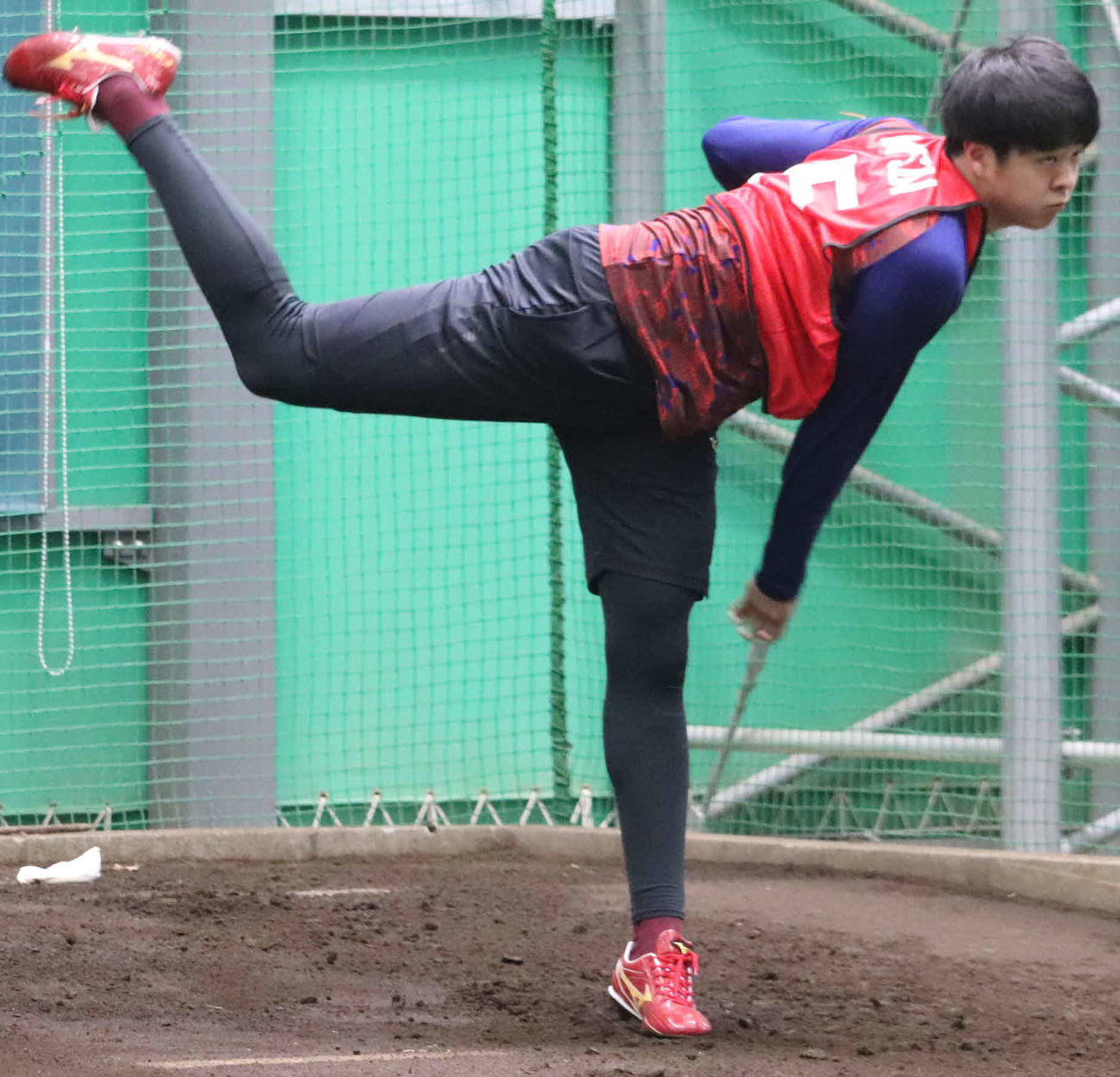 新人合同自主トレで初めてブルペンに入った楽天松井友