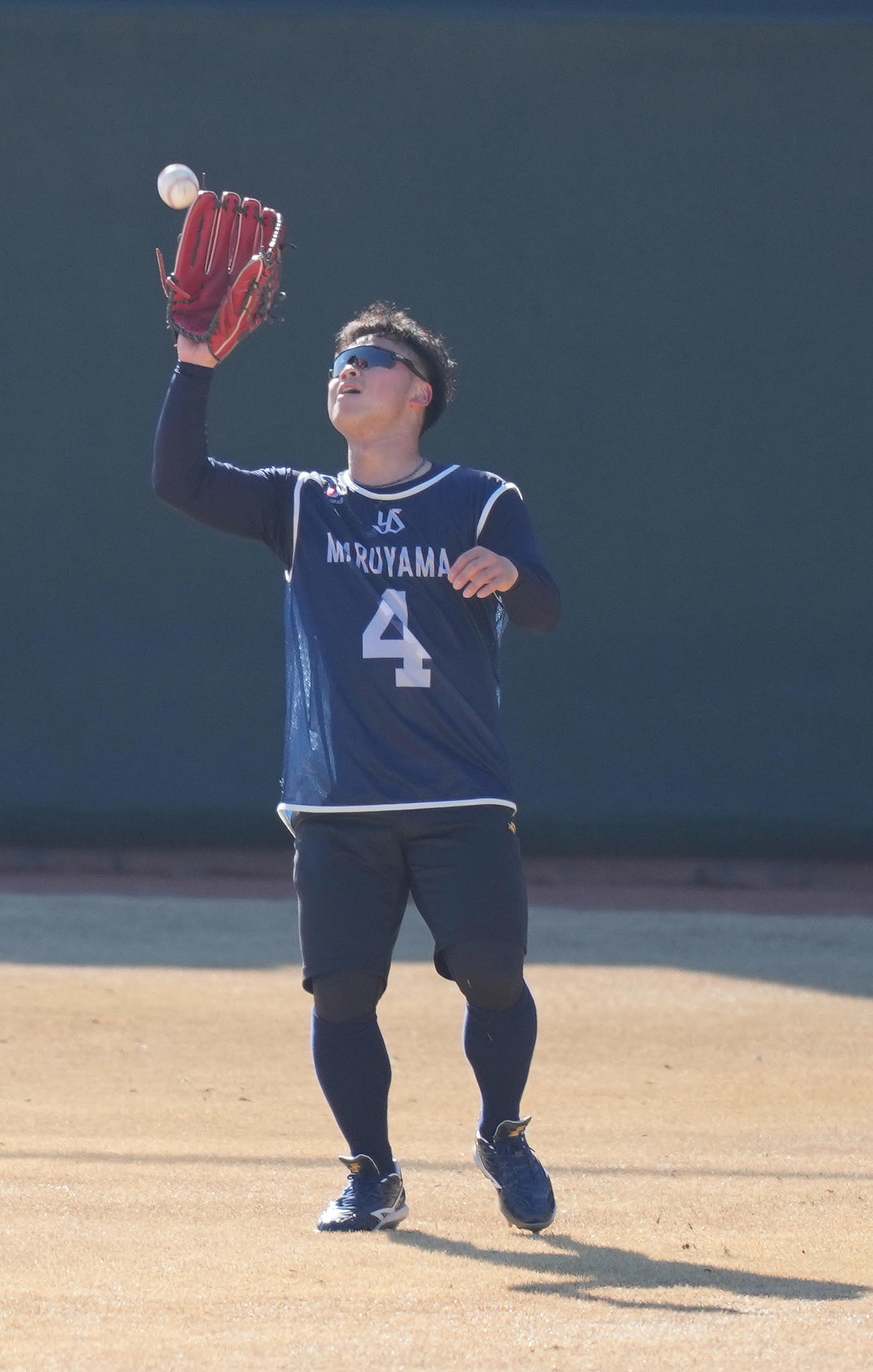 外野でノックを受けるヤクルト丸山（撮影・鈴木みどり）