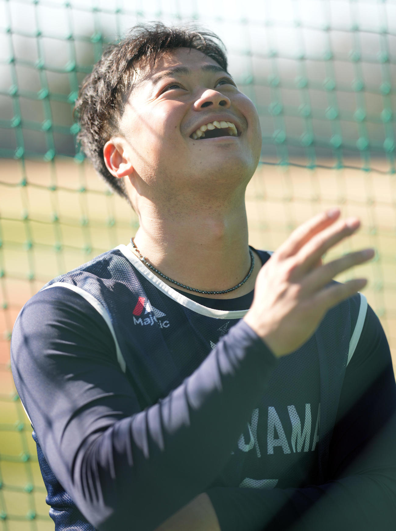 練習後の取材で笑顔のヤクルト丸山（撮影・鈴木みどり）