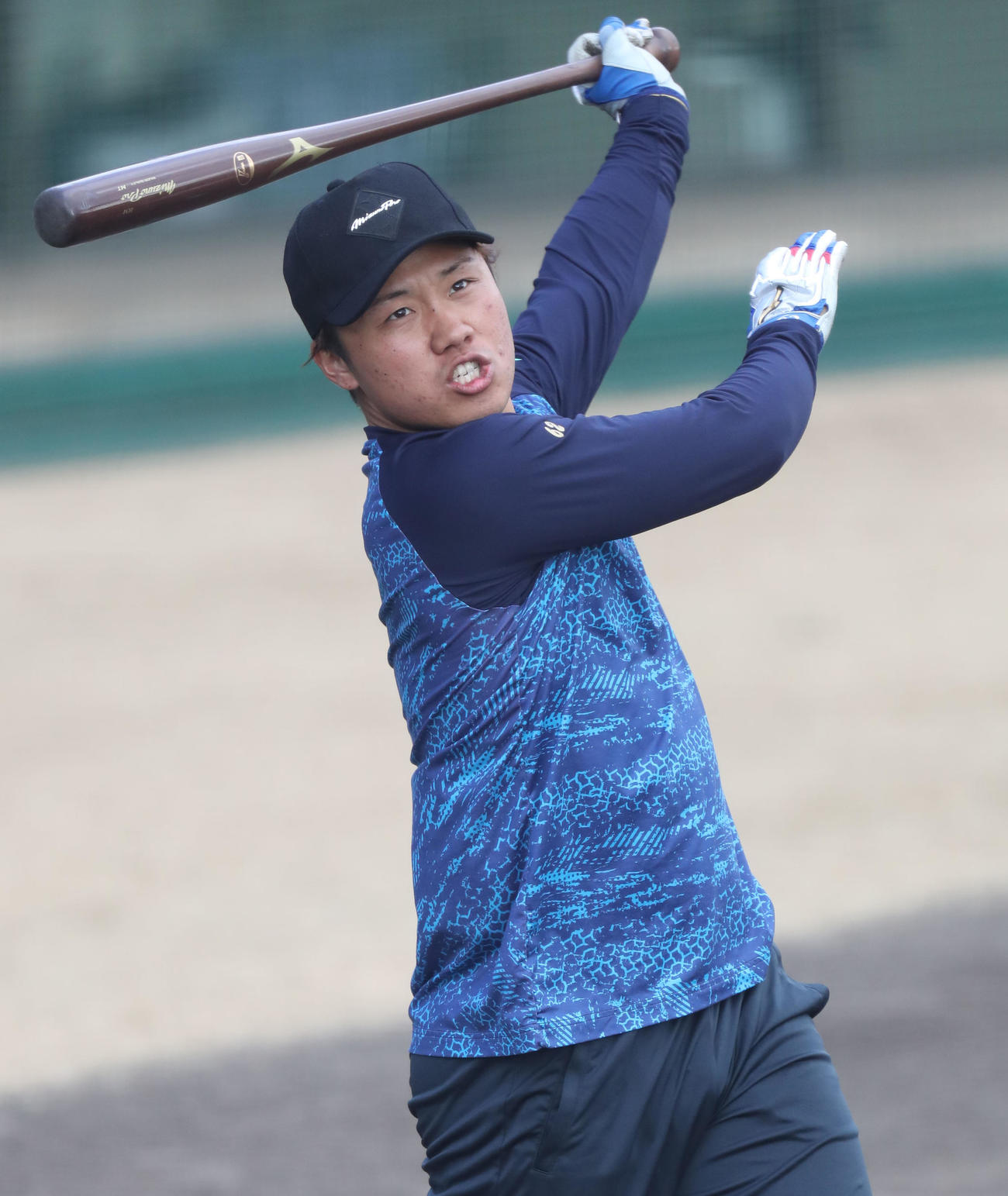 打撃練習に励む海野（撮影・屋方直哉）