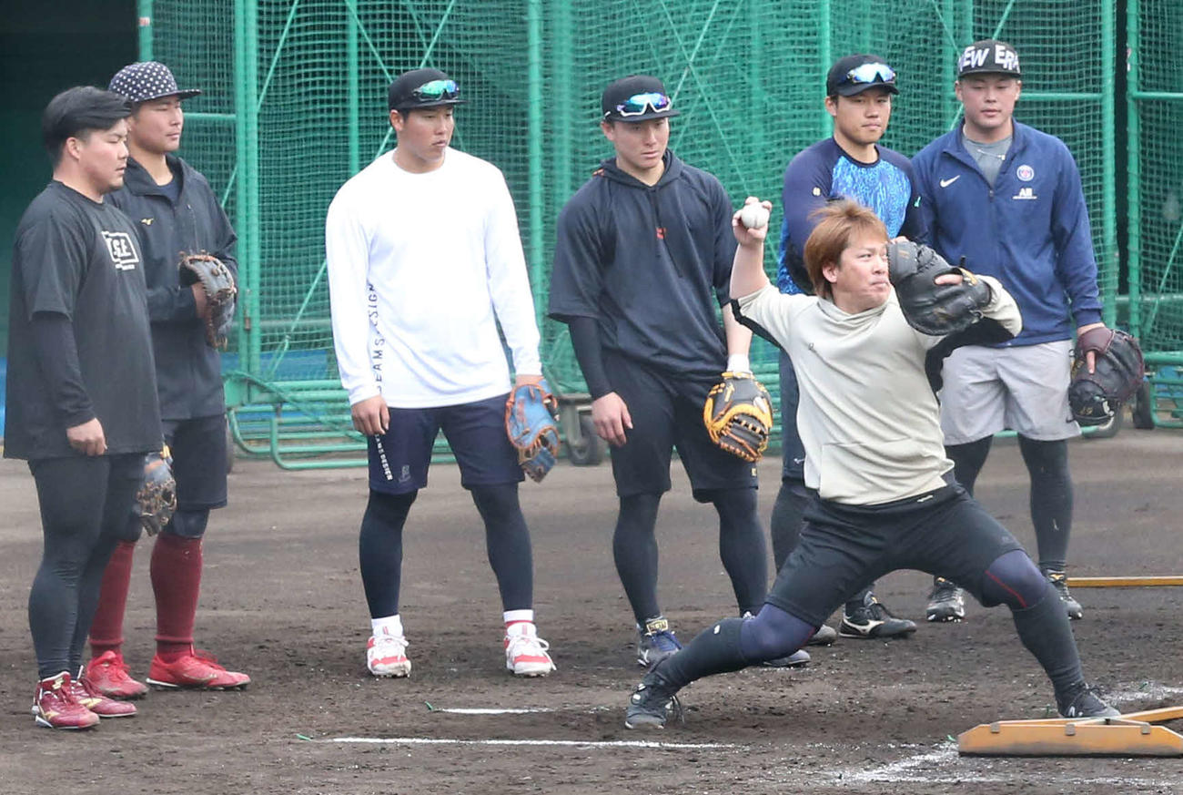ソフトバンク甲斐（右手前）の送球を見つめる、後方左から楽天石原彪、江川、広島石原貴、DeNA東妻、ソフトバンク海野、巨人山瀬（撮影・屋方直哉）