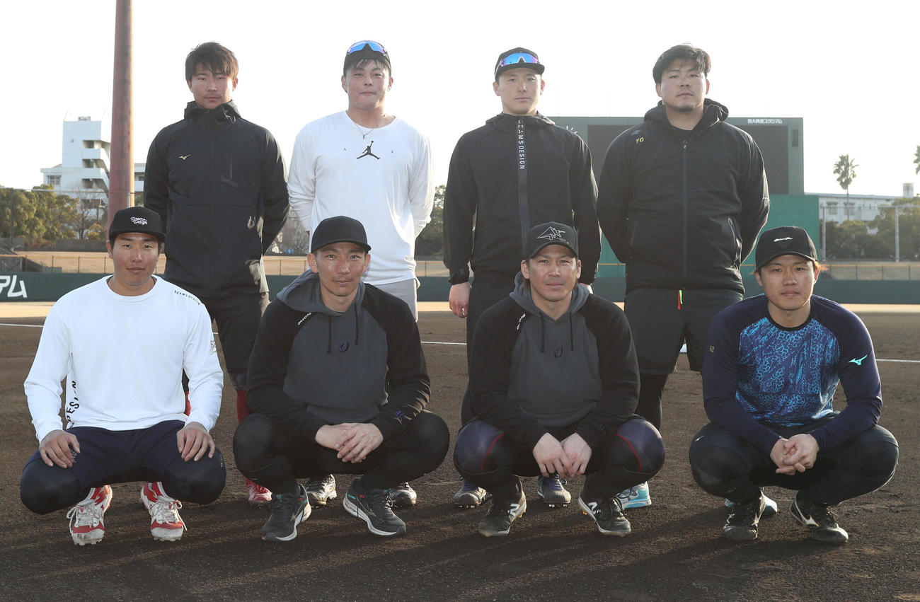 練習を終えて記念撮影する、前列左から広島石原貴、ヤクルト嶋、ソフトバンク甲斐、海野、後列左から楽天江川、巨人山瀬、DeNA東妻、楽天石原彪（撮影・屋方直哉）