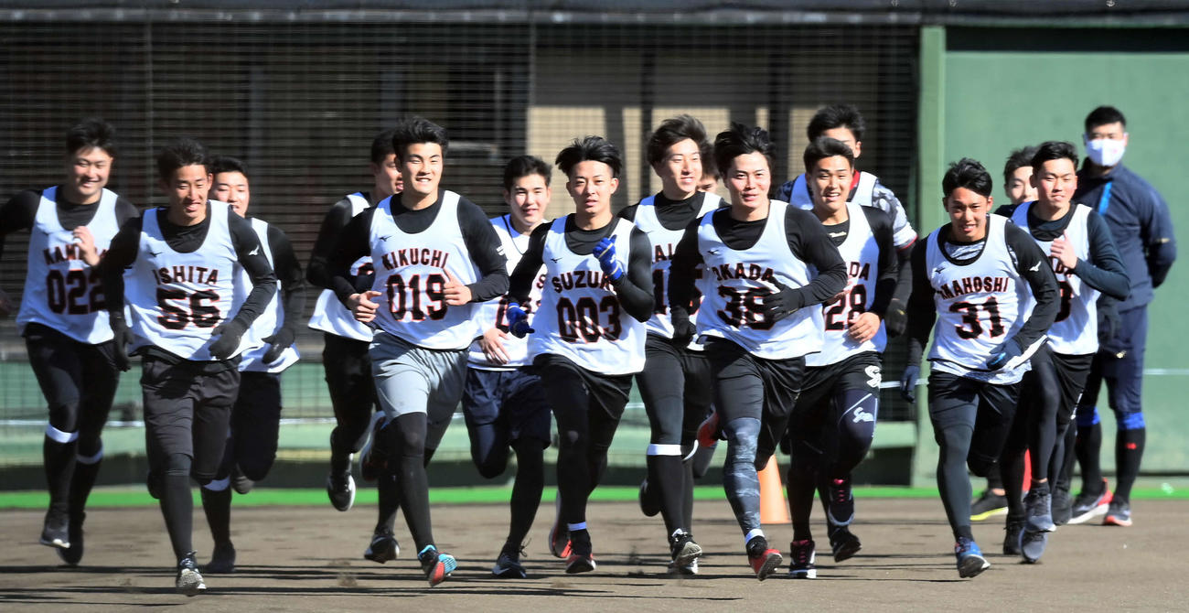 1500メートル走でタイムを競った巨人の新人選手たち。1位は育成の鈴木大（番号003の中央）（撮影・たえ見朱実）