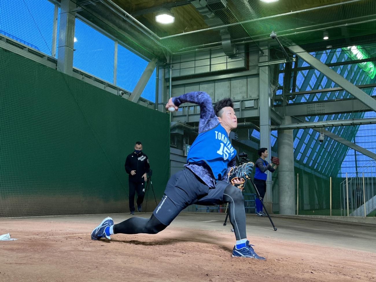 新人合同自主トレで初めてブルペン入りしたDeNA徳山（球団提供）