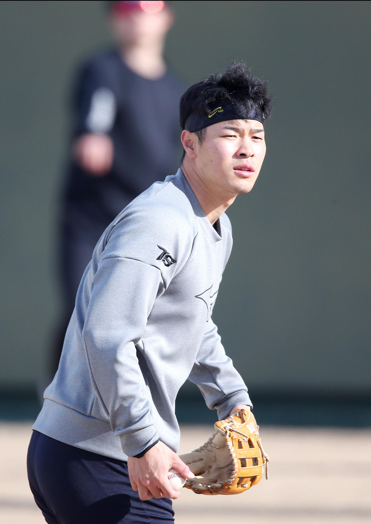 15日、鳴尾浜球場で自主トレに励む佐藤輝