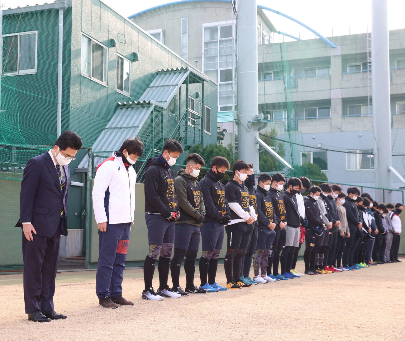 阪神淡路大震災から27年、鳴尾浜球場で黙祷する阪神ナイン（撮影・上田博志）