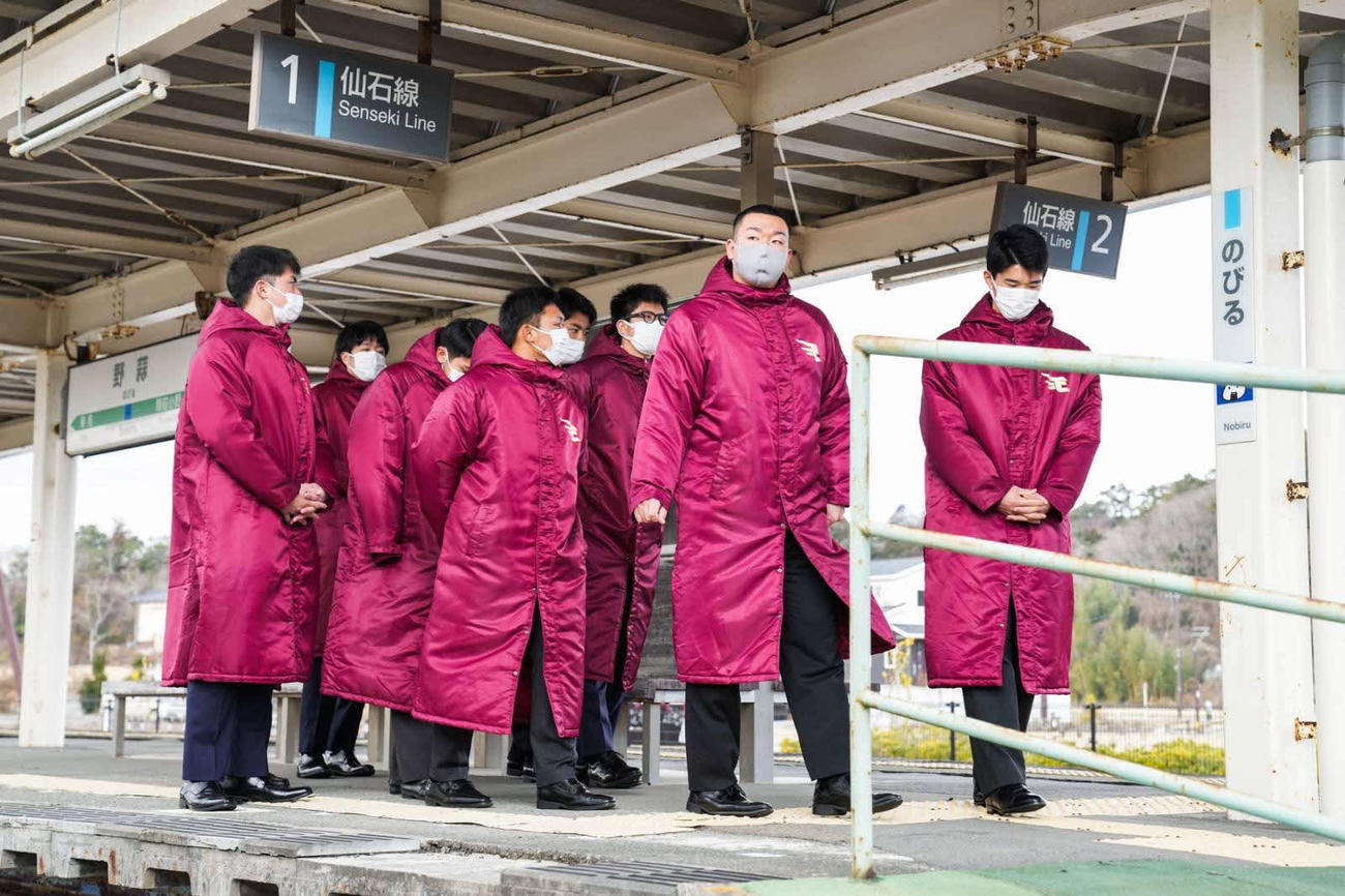 東日本大震災で被災した旧野蒜駅を訪れる楽天の新入団選手たち（楽天野球団提供）