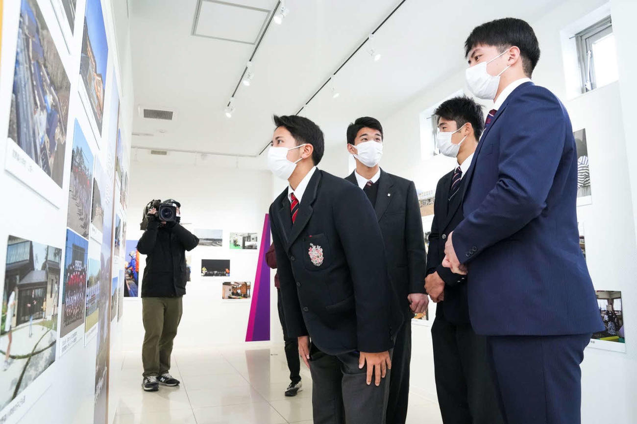 東松島市震災復興伝承館を見学する楽天の新入団選手たち（楽天野球団提供）