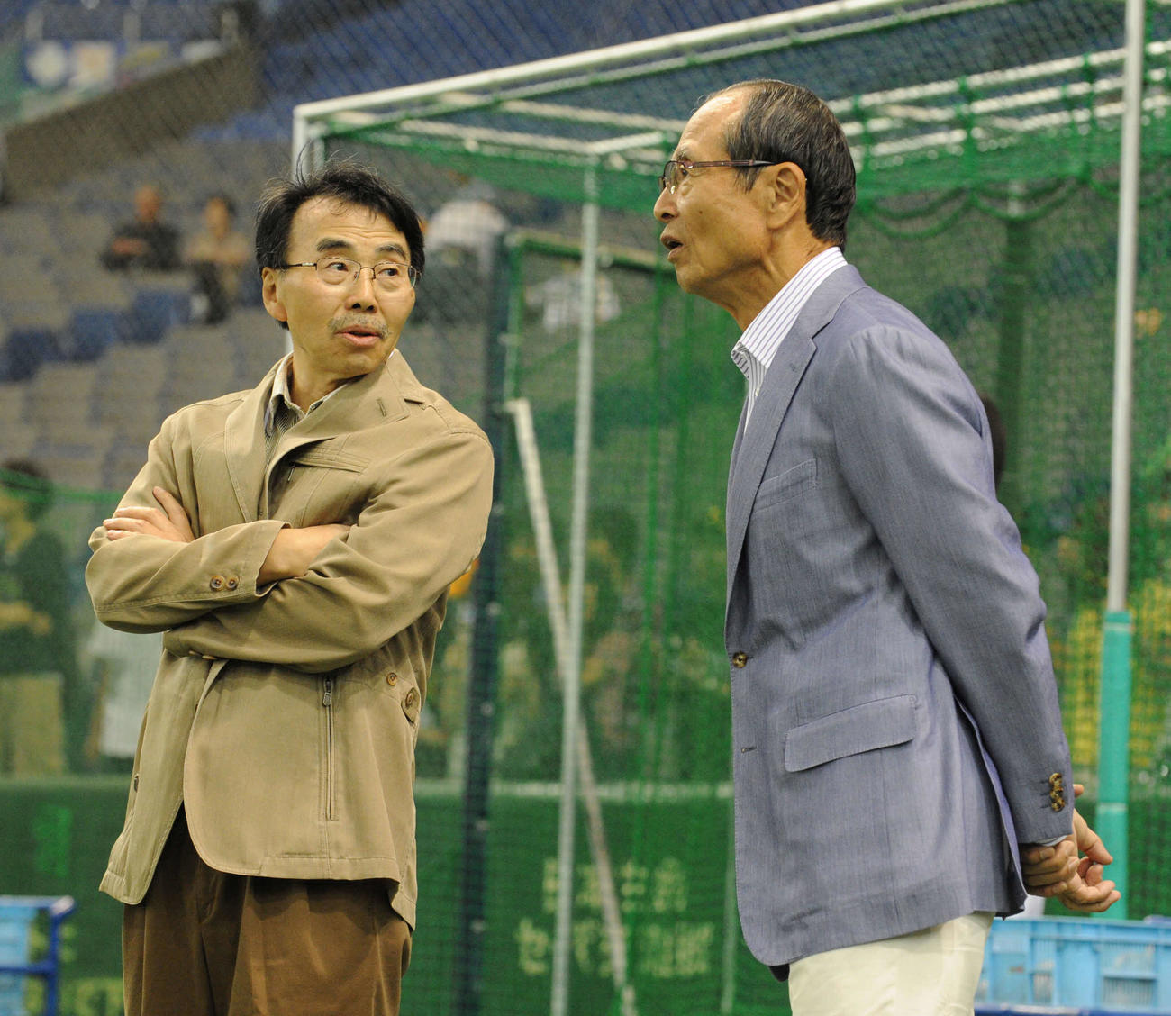 12年5月、巨人－ソフトバンク戦の試合前の練習でソフトバンク王貞治球団会長（右）と談笑する水島新司さん