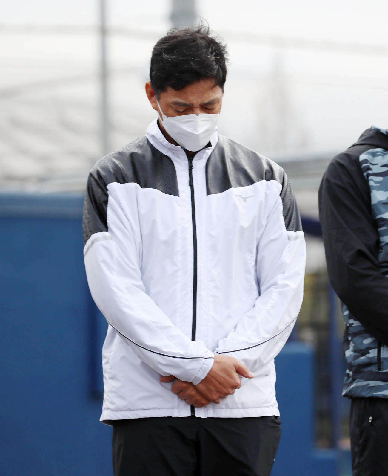 阪神淡路大震災の犠牲者へ黙とうを捧げるオリックス田口コーチ（撮影・加藤哉）