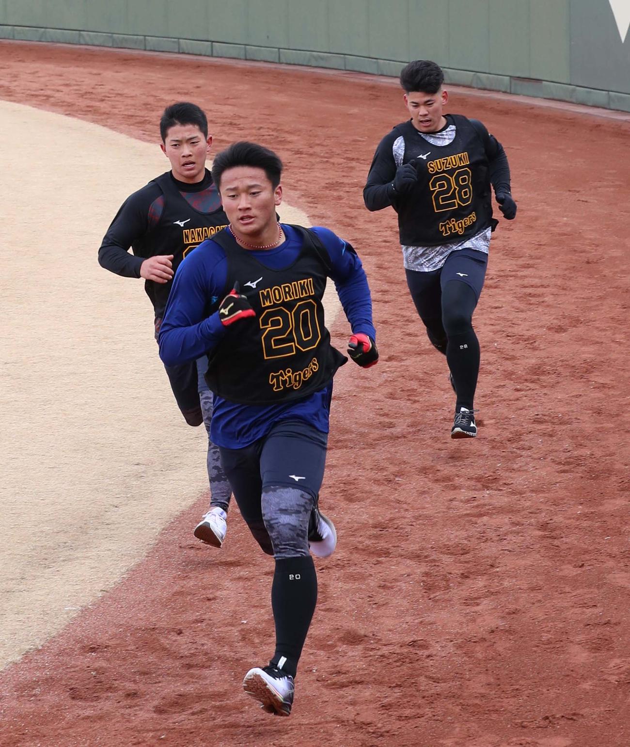 ランニングをして汗を流す左から中川、森木、鈴木（撮影・上田博志）