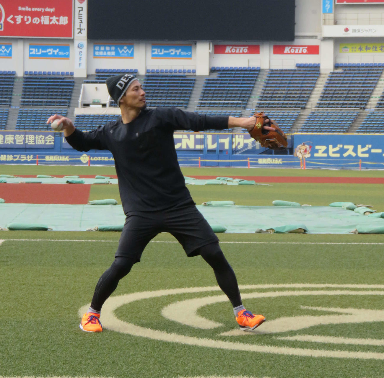 ZOZOマリンでキャッチボールするロッテ荻野