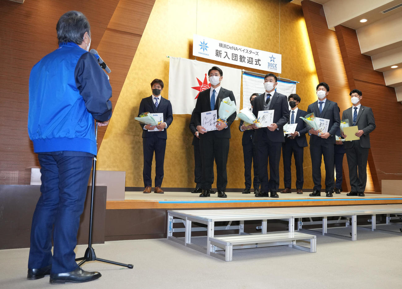 上地克明横須賀市長（左）の話を聞くDeNAの新入団選手たち。右はドラフト1位小園（撮影・鈴木みどり）