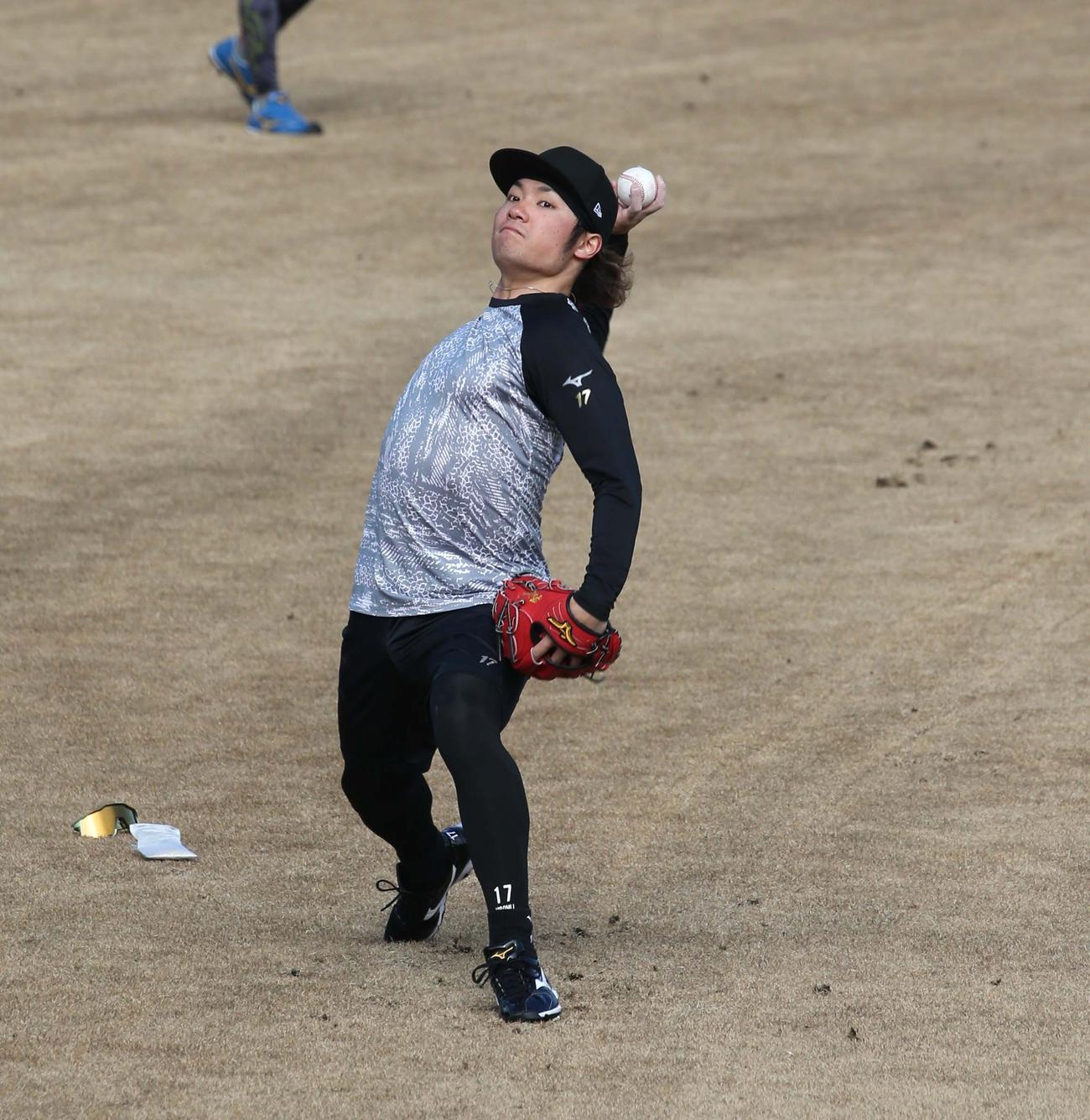キャッチボールでツーシームを投げる日本ハム伊藤（撮影・黒川智章）