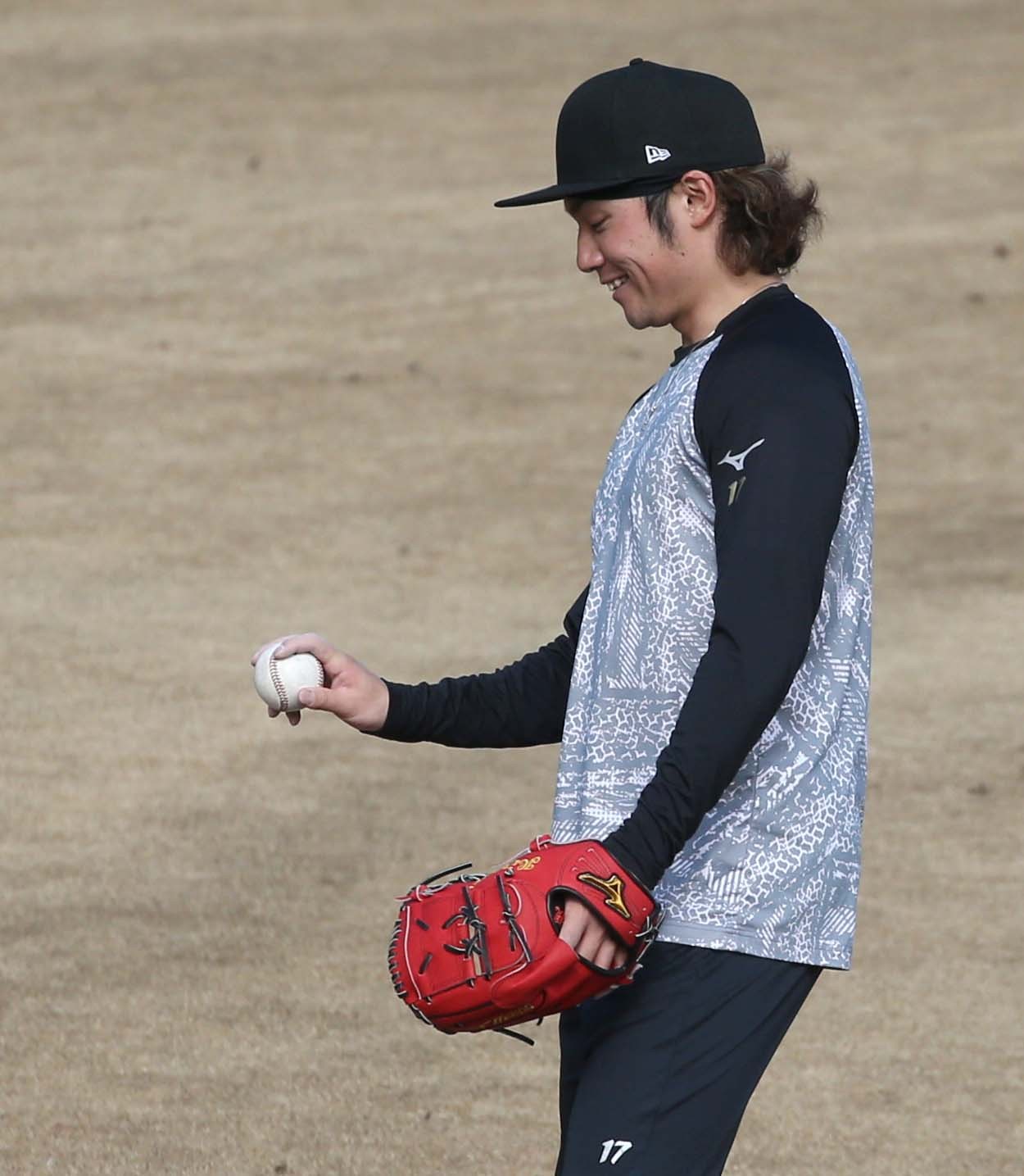 ツーシームの握りを確認する日本ハム伊藤（撮影・黒川智章）
