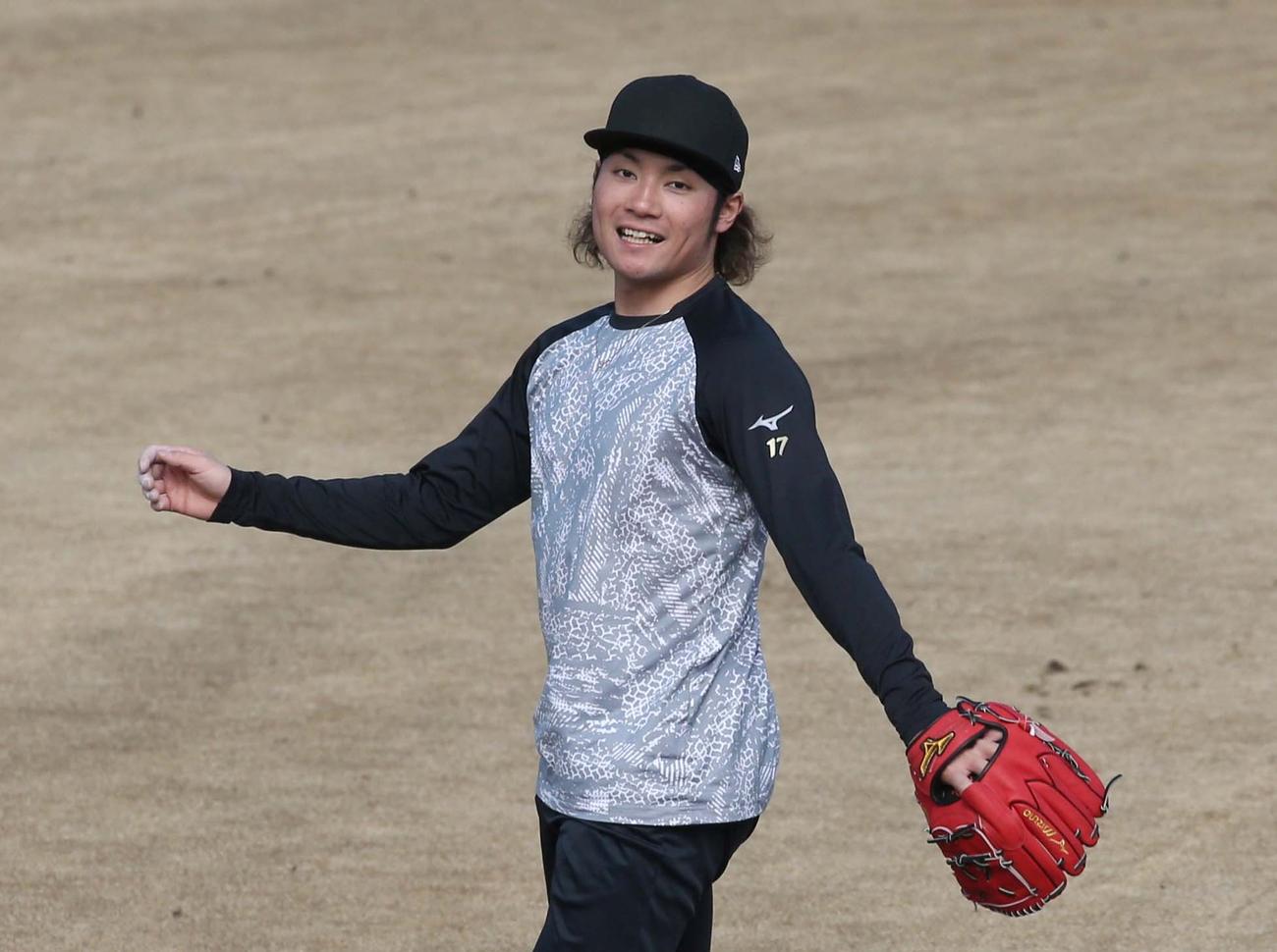 笑顔でキャッチボールする伊藤（撮影・黒川智章）