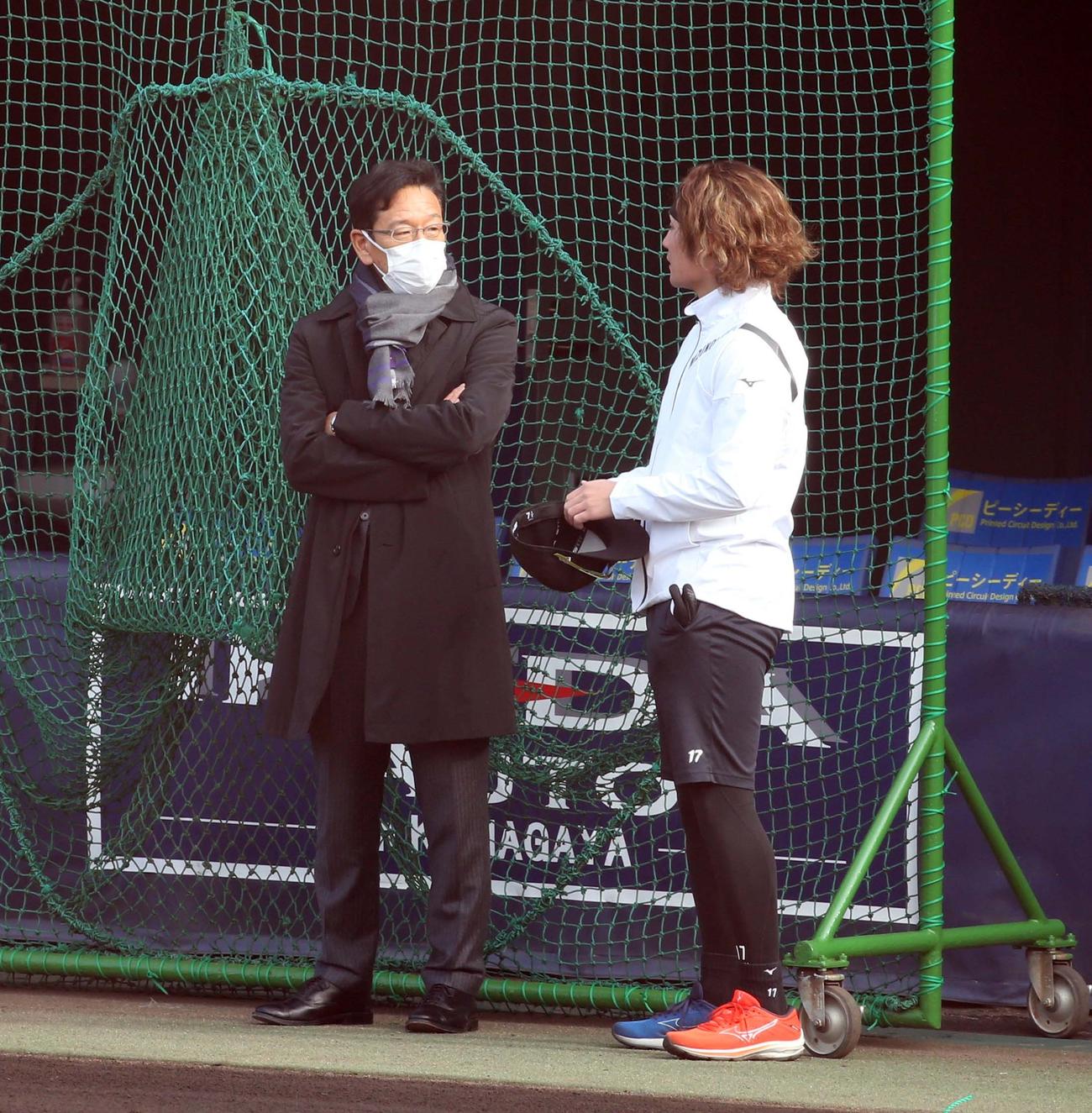 日本ハム伊藤（右）と話す栗山プロフェッサー（撮影・黒川智章）